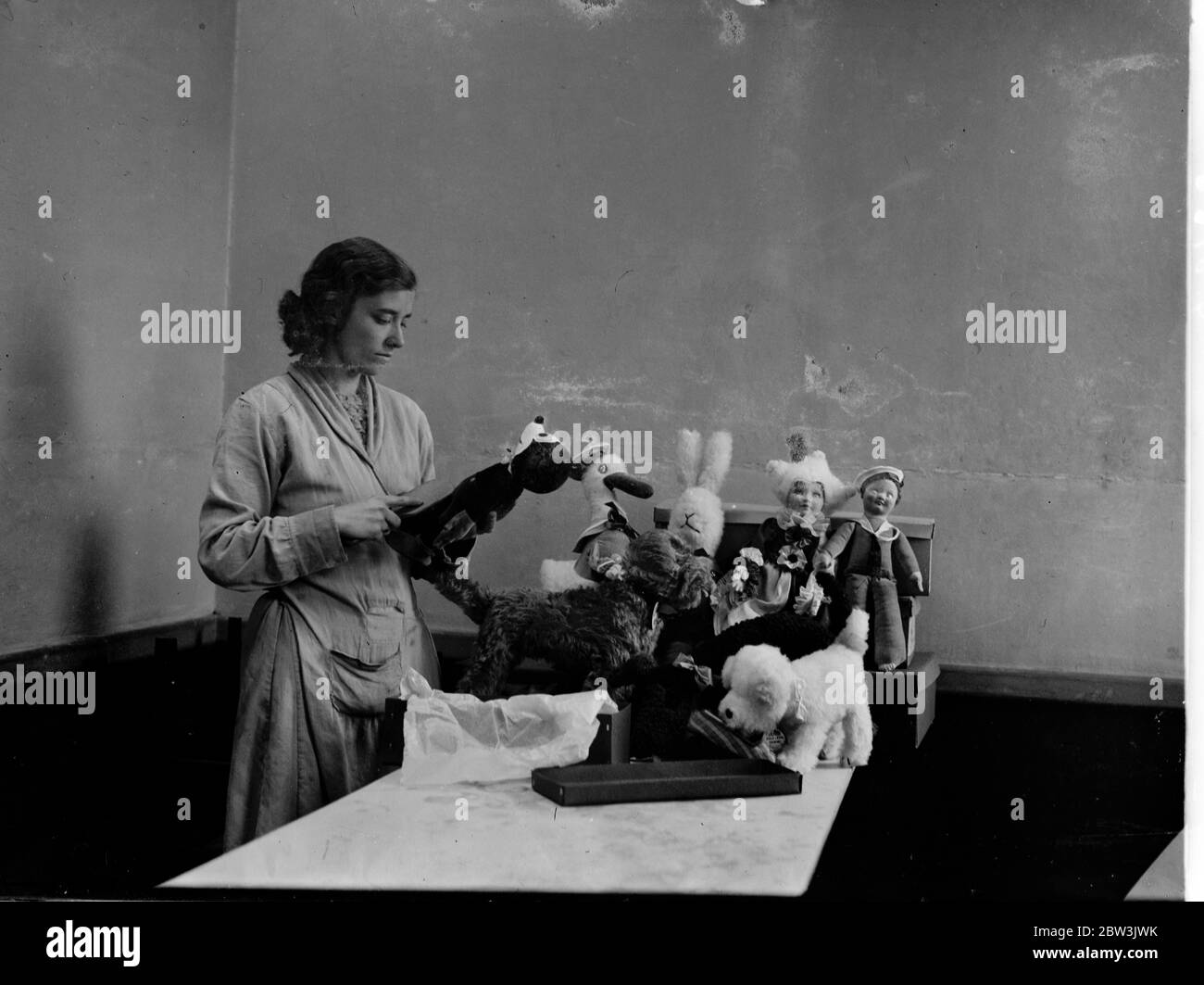 Bringen Film Cartoon Favoriten zu "Leben für weihnachten" . Berühmte Charaktere der Film-Cartoons einschließlich Donald Duck und Popeye wurden von den Lumpenpuppen-Herstellern verwendet, um Neuheiten für den Weihnachtsmarkt bieten . Foto zeigt, Verpackung Lappen Puppen für den Weihnachtsmarkt in einer Londoner Fabrik. 16. November 1935 Stockfoto