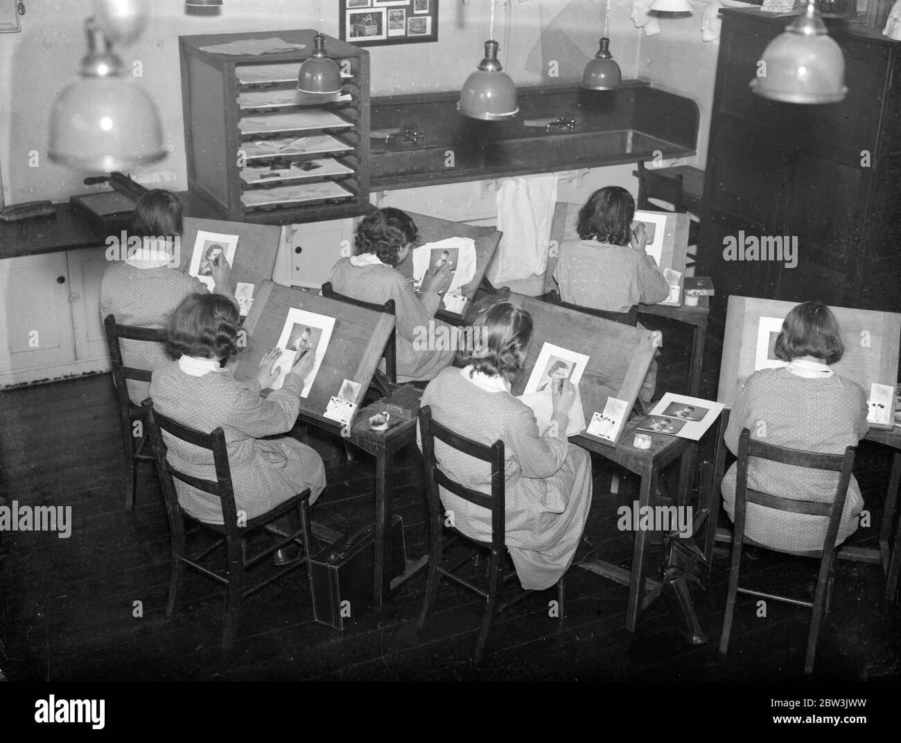 Nur Schule, wo Mädchen gelehrt werden, Fotografen zu sein. Bloomsbury Trade School for Girls , wo Mädchen ausgebildet werden, um qualifizierte Arbeitskräfte in allen Branchen der Industrie zu werden , ist die einzige Mädchenschule in England, wo Fotografie als Handel gelehrt wird . Schüler fungieren als Modelle für die anderen , und dürfen Bilder für weihnachtsgeschenke machen . Foto zeigt, Mädchen lernen, Porträts retuschieren in der Bloomsbury Trade School for Girls, London. 16 Dezember 1935 Stockfoto