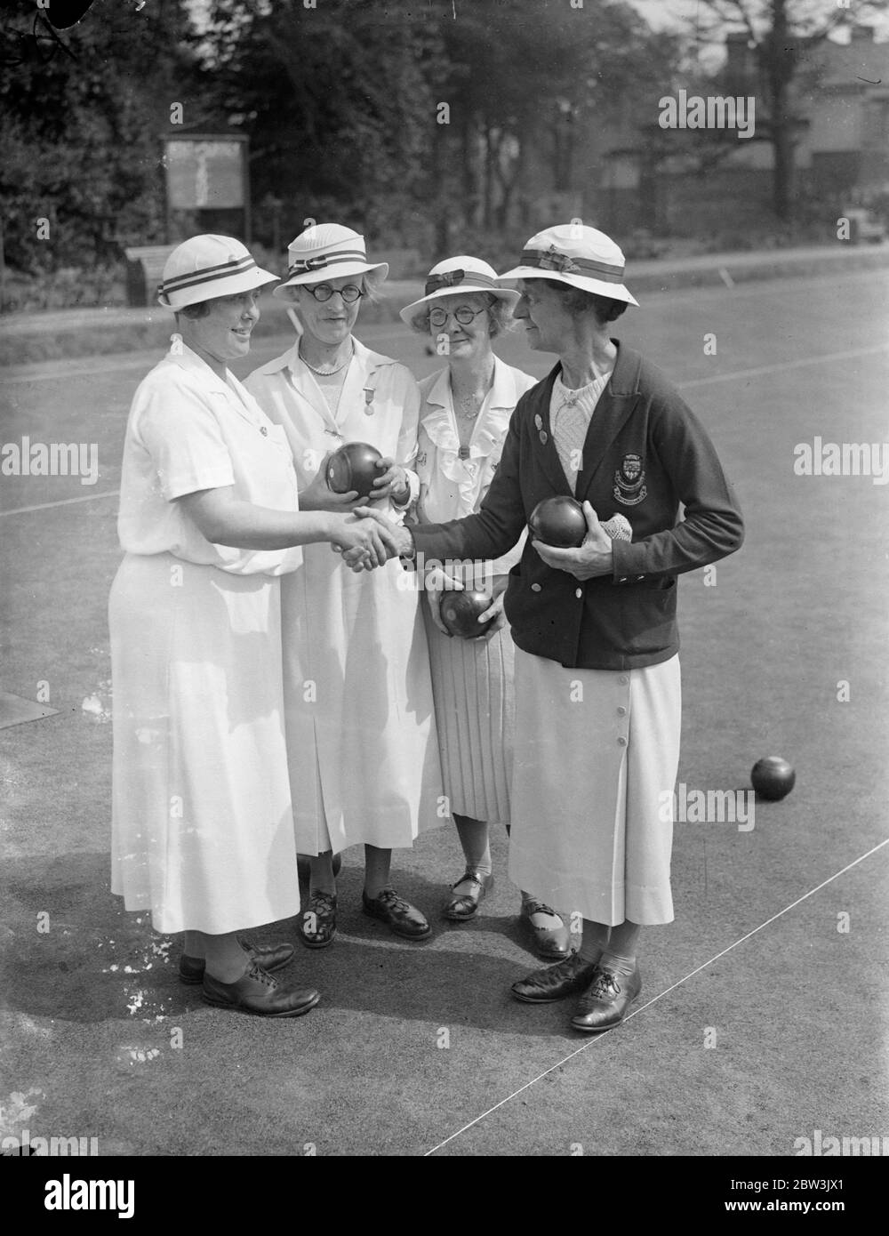 Surrey und Kent treffen sich in Frauen Schüsseln passen. Surrey und Kent trafen sich in einem Frauen Bowling Spiel im Brooklands Club, Blackheath. Foto zeigt, Frau D M Worcester (Präsident von Kent) und Frau F M Privett (Vizepräsident von Surrey) Handschütteln vor dem Spiel. 26 Mai 1936 Stockfoto
