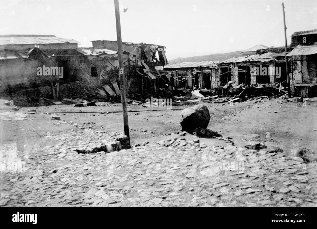 Harar eine zerstörte und verwüsterte Stadt, wartet Besetzung durch Italien. Harar, die zweite Stadt von Abessinien durch wiederholte Luftangriffe und Gasangriffe verwüstet, präsentiert ein Bild der Verwüstung, wie es die Ankunft der Crazieni ' s eindringenden Armee aus dem Süden erwartet. Viele der wichtigsten Gebäude sind nach den wiederholten Bombenangriffen zerstört und unbewohnbar. Foto zeigt, das zerstörte Innere eines Hauses in harar bombardiert in der neuesten Luftangriff. 22. April 1936 Stockfoto