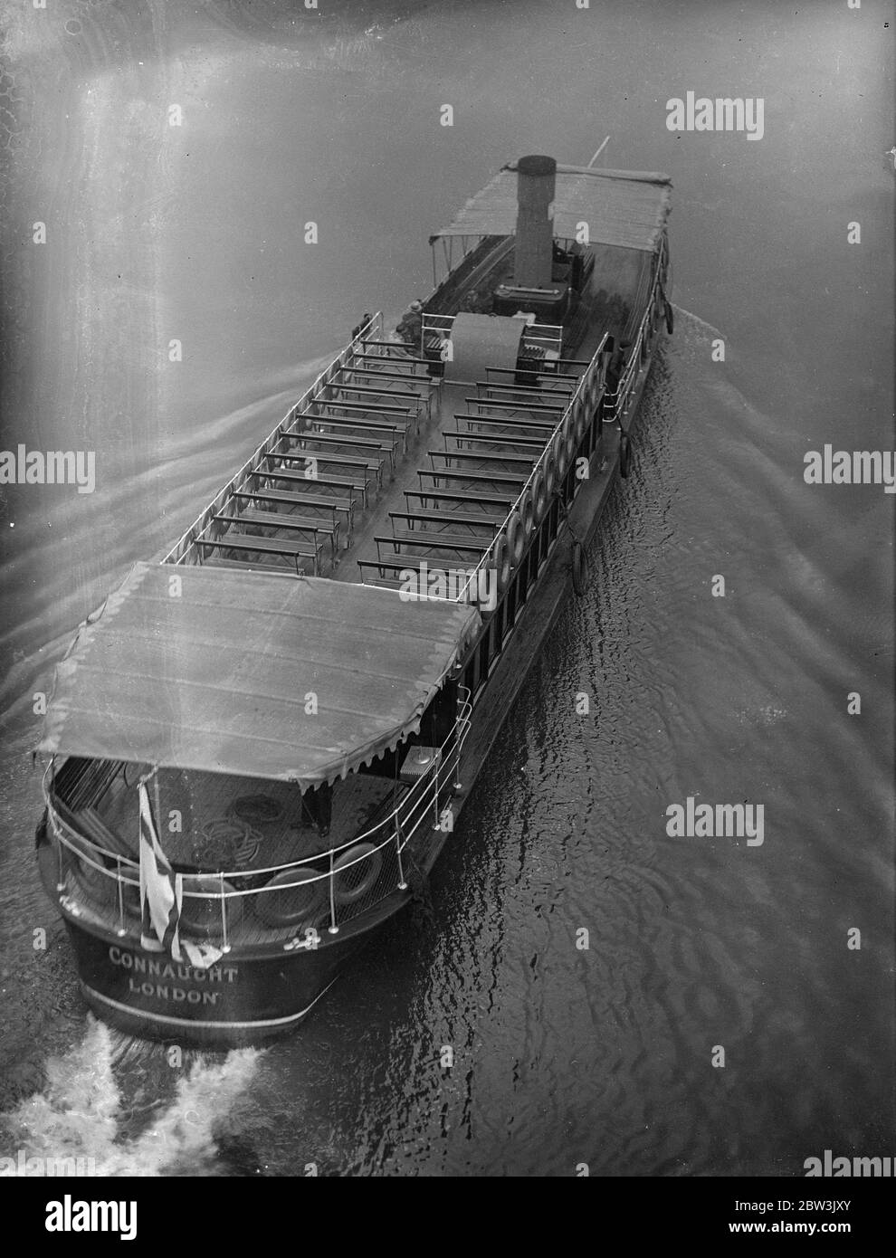 Vergnügungsboote auf der Themse leer als ostern Urlauber zittern . Die eisige Explosion des Ostermontags bedeutete eine schlanke Zeit für die Themse Vergnügungsboote. Obwohl die Boote liefen, um Zeitplan sie praktisch leer waren. Foto zeigt ein leeres Ausflugsboot, das den Fluss hinauf nach Hampton Court fährt. 13. April 1936 Stockfoto