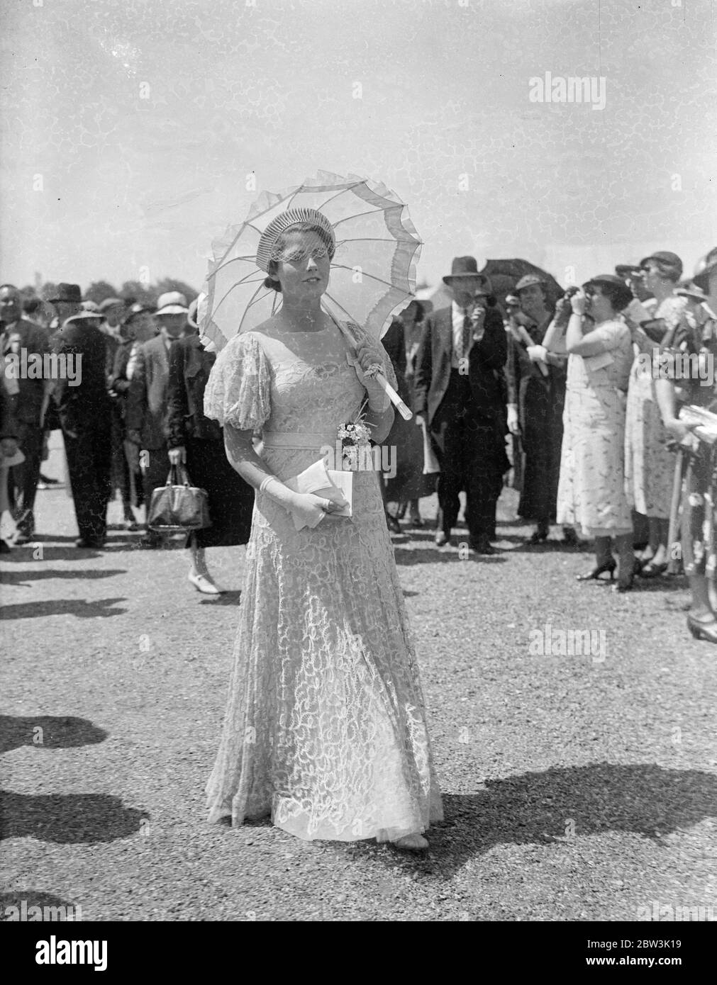 Unter einem Sonnenschirm in Ascot . Ascot, auf Royal Hunt Cup Tag, mit noch besseren Wetterbedingungen als auf der Eröffnung bevorzugt, sah eine noch größere Vielfalt an schönen Mode. Foto zeigt: Miss Barbara Rochford in einem coolen Spitzenkleid mit Sonnenschirm im Ascot. 17 Juni 1936 Stockfoto