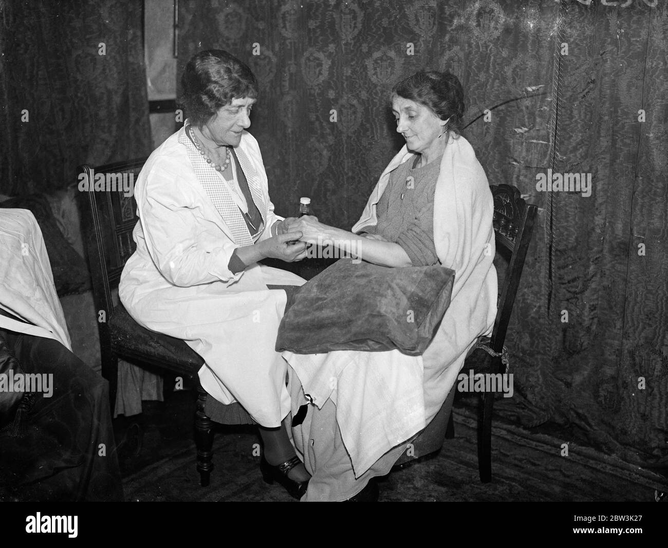 Gertrude, Lady Decies zu helfen Abessinier verwundet. Krankenschwestern nach Äthiopien nehmen . Gertrude, Lady Decies Behandlung einer Frau Patientin in ihrer Klinik in Lower Belgrave Street, London. Januar 1936 Stockfoto