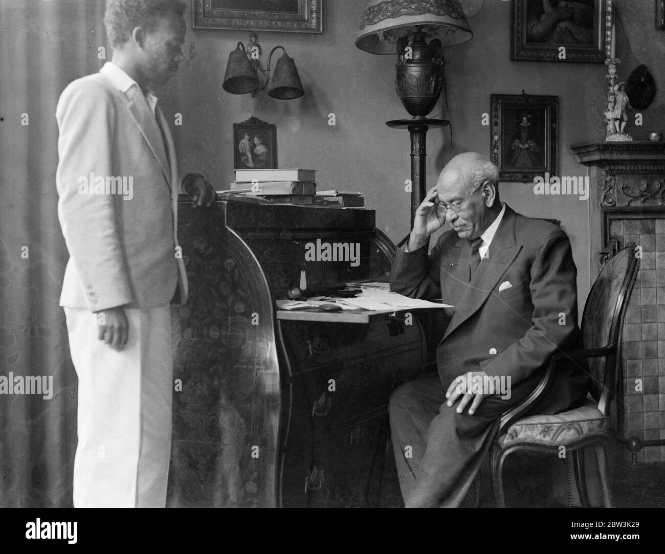 Abessinier Gesandter hier, um £ 2, 000, 000 in Kriegsdarlehen zu erhöhen. Foto-Show Dr. Azaj Wargneh C Martin bei der Arbeit in seinem Zimmer bei der Legation . 22 Juli 1935 Stockfoto