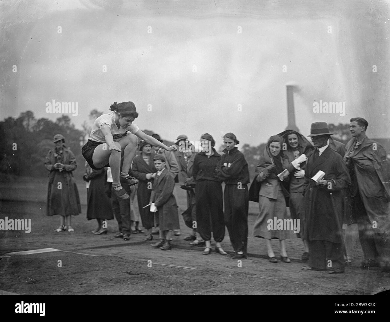 Weitsprung-Meisterschaft bei London Olympiades Treffen . Bekannte Sportlerinnen traten bei der Londoner Olympiades Athletic Club-Sitzung auf der Battersea Park Strecke an. Foto zeigt, Miss M Bennett in Aktion in der Weitsprung-Meisterschaft für den Askew Cup. 30 Mai 1936 Stockfoto