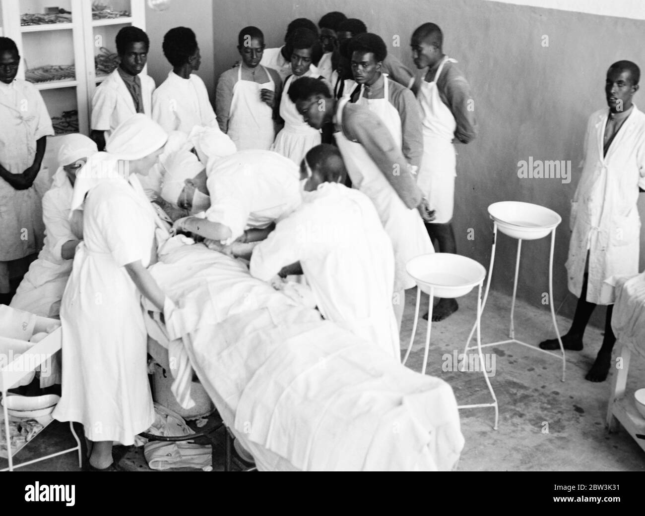 Notoperation der Bombenangriffe in Harar Rotes Kreuz , Krankenhaus . Diese Bilder , von einem Mitarbeiter Fotograf gemacht und eilte nach London per Flugzeug , zeigen eine wichtige , aber wenig bekannten Teil des Krieges in Abessinien , das Rote Kreuz Dienste , vor allem von freiwilligen Arbeitern gegründet und unter enormen Schwierigkeiten weiter . Diese Bilder wurden im Krankenhaus des Roten Kreuzes in Harar gemacht, der Hauptstadt des Südens, wo Abessinier Soldaten, die in den heftigen Kämpfen an der Südfront verletzt wurden, von Ärzten der schwedischen Mission besucht werden. Foto zeigt , eine Notoperation an einer Abessinien Stockfoto