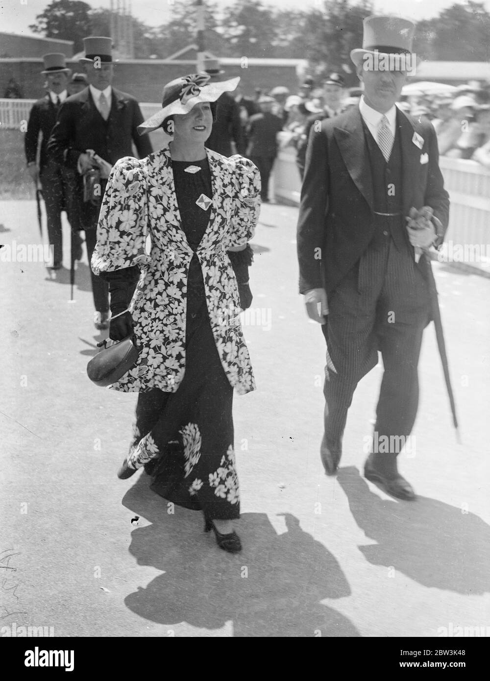 Musikalische Hutmode bei Ascot . Ascot, auf Royal Hunt Cup Tag, begünstigt mit noch besseren Wetterbedingungen dann die Eröffnung, sah eine noch größere Vielfalt an schönen Mode. Foto zeigt, Blume fahion bei Ascot. 17 Juni 1936 Stockfoto