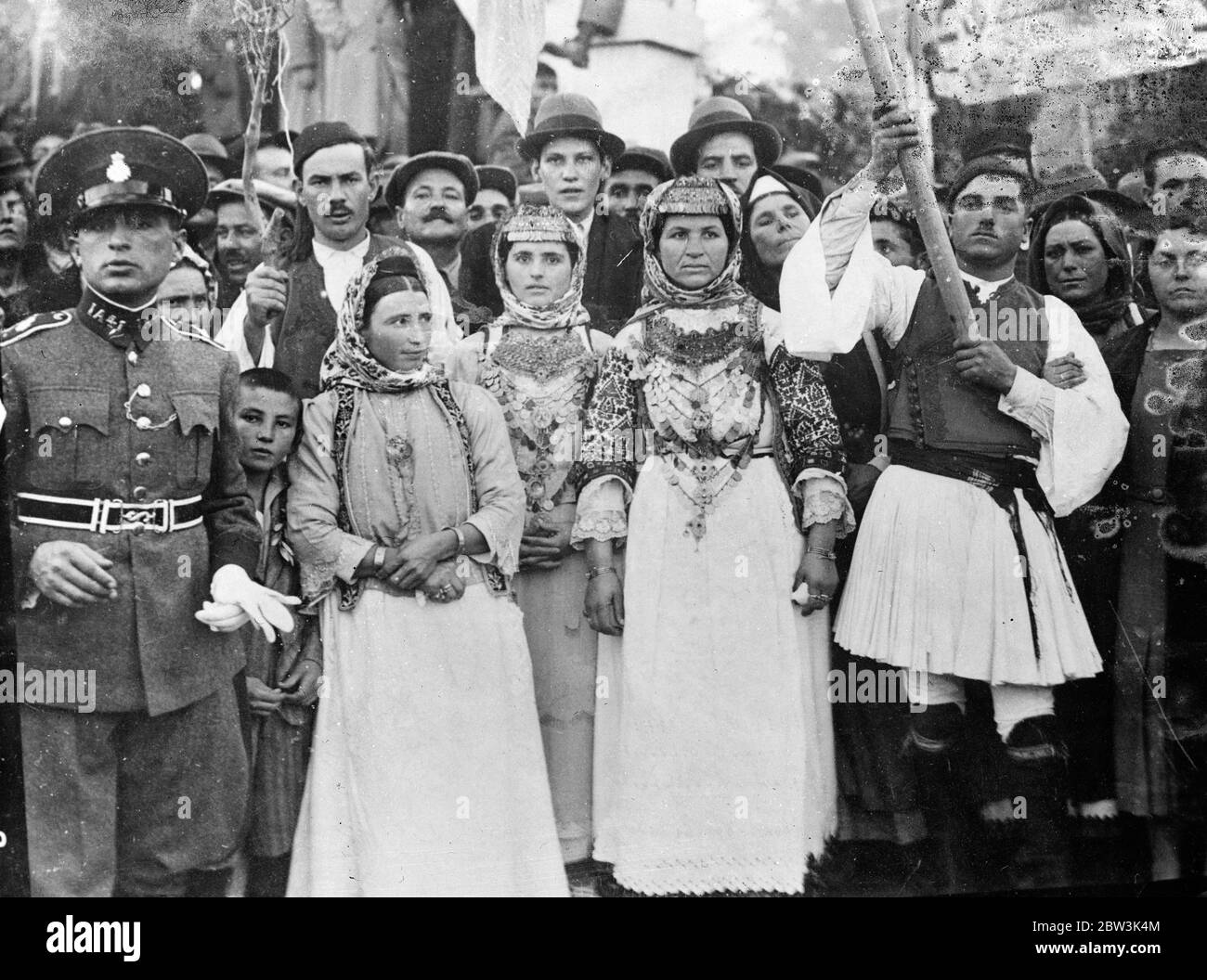Menschenmengen begrüßen König George auf seiner Rückkehr aus dem Exil in Athen. 27. November 1935 Stockfoto