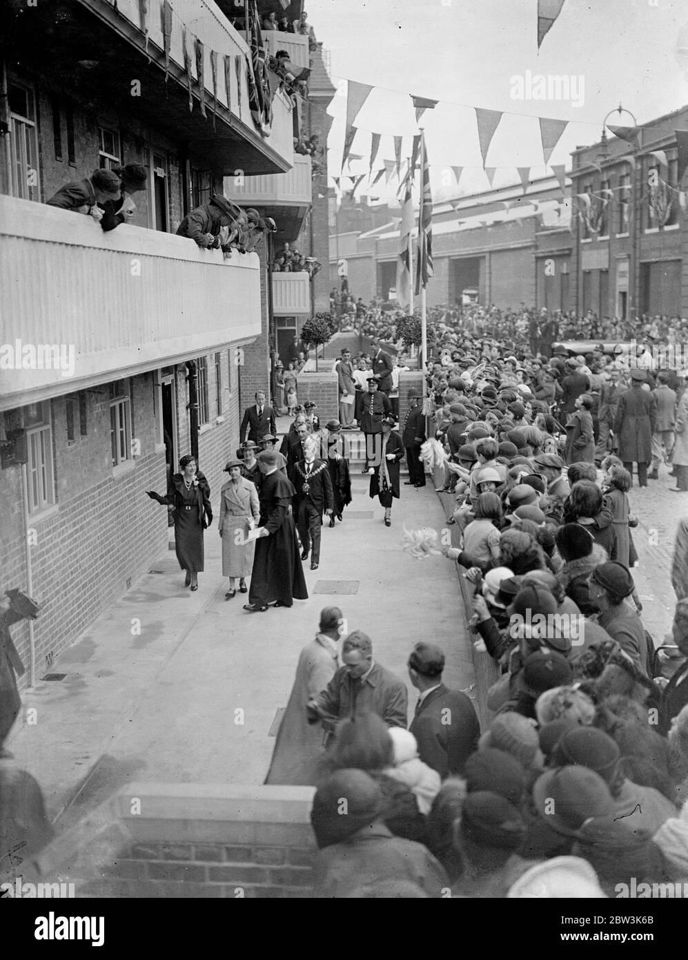 Herzogin von York inspiziert neue Wohnungen und Sozialzentrum nach der Eröffnung in Somers Town . Die Herzogin von York während ihrer Tour durch die neuen Wohnungen in Somers Town nach der Eröffnungsfeier. 14 Mai 1936 Stockfoto