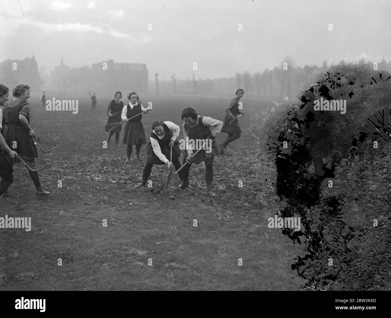 Frauen Lacrosse Spieler tapfer Schlamm in Paddington . Spieler knöcheltief im Schlamm . 10. Januar 1936 Stockfoto