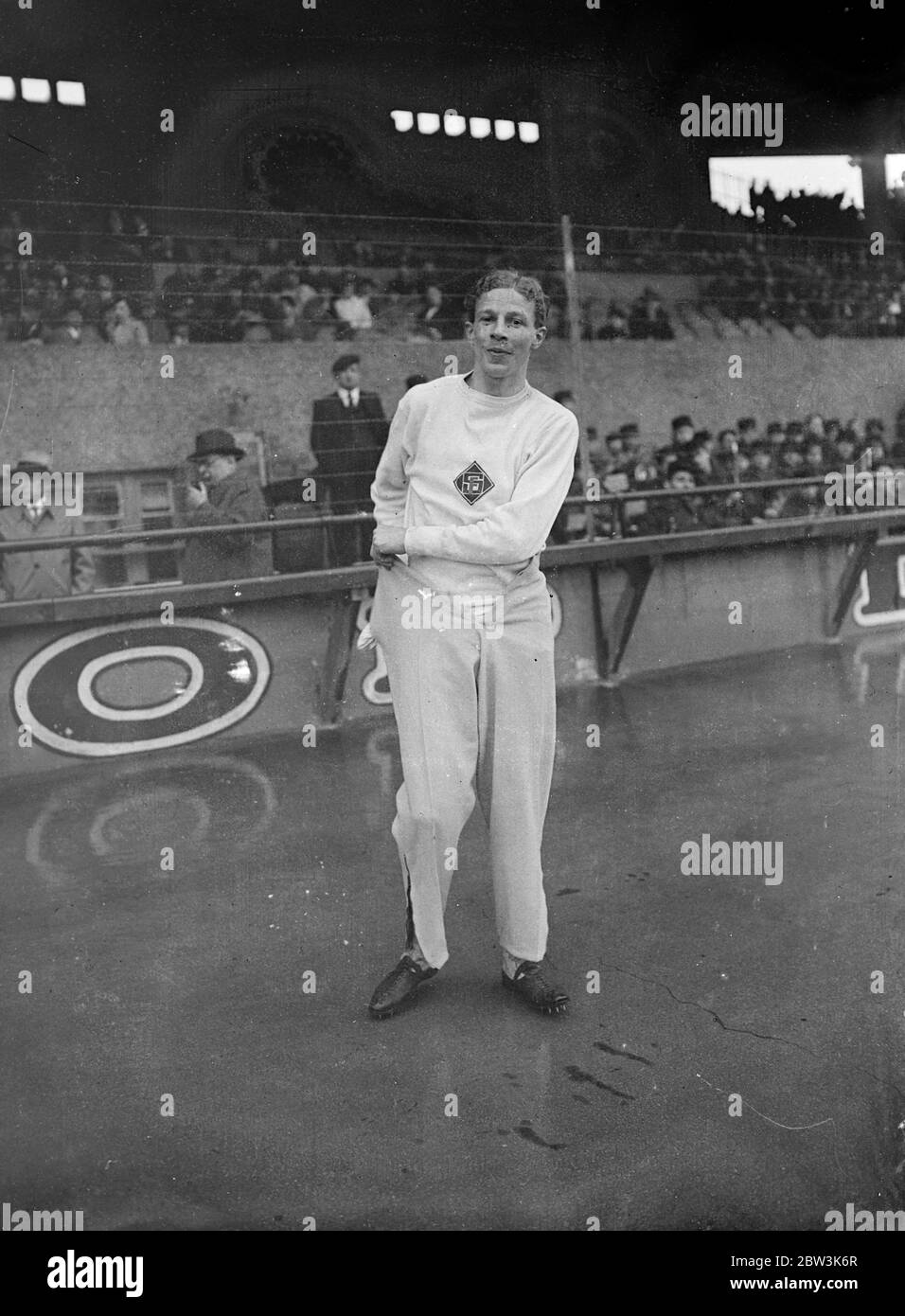 Lovelock führt britische Mannschaft zum Sieg in Paris internationale Staffel . J E Lovelock, EIN G K Brown und viele andere bekannte britische Läufer halfen dem britischen Univesities-Team zum dritten Mal in Folge beim Across Paris Staffellauf zum Sieg. Die britischen Läufer haben nun den von den Organisatoren angebotenen Pokal gewonnen. Die britische Zeit für die 15 1 / 2 Meile Couse war 1 Stunde und 52 2 / 5 Sekunden . Foto zeigt, Jack Lovelock klettert in seine Hose nach dem britischen Sieg. Lovelock war Kapitän des Teams. 27. April 1936 Stockfoto
