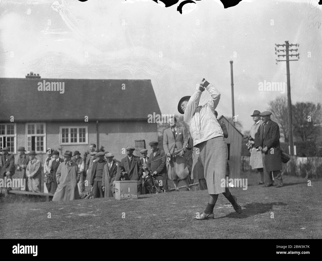 Miss Patty Berg spielt für amerikanische Mannschaft gegen englische Frauen Golfer in Sandy Lodge. Die Vereinigten Staaten Frauen ' s Golf-Team, die den Curtis Cup gegen Großbritannien am 6. Mai zu verteidigen sind, traf ein Team von bekannten englischen Golfern, die nicht in der britischen Seite in einem freundlichen Spiel in Sandy Lodge gehören. Foto zeigt, Patty Berg 18 Jahre alten amerikanischen Wunder Golfer, fahren aus dem ersten Tee. 27. April 1936 Stockfoto