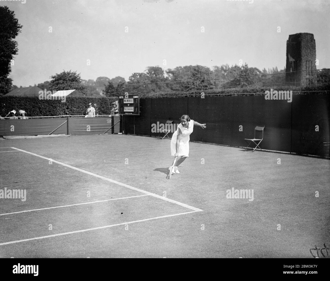 Damen Singles bei WimbledonTennis Championships . Fotoausstellungen : Jadwiga Jed Jedrzejowska aus Polen im Spiel gegen Mona Riddell aus Großbritannien . 23 Juni 1936 Stockfoto