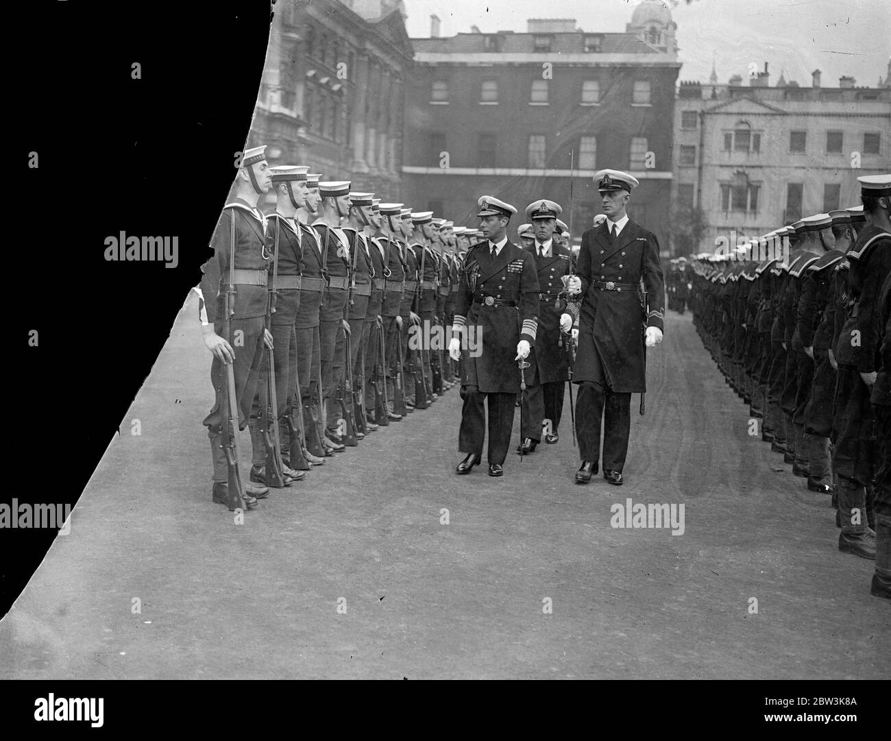 Duke of York inspiziert die Royal Naval Volunteer Reserve Association auf Horse Guards . Der Herzog von York, als Admiral, inspizierte Mitglieder der Royal Naval Volunteer Reserve Association auf der Horse Guards Parade, Whitehall. Foto zeigt, der Herzog von York inspiziert die Linien. Mai 1936 Stockfoto