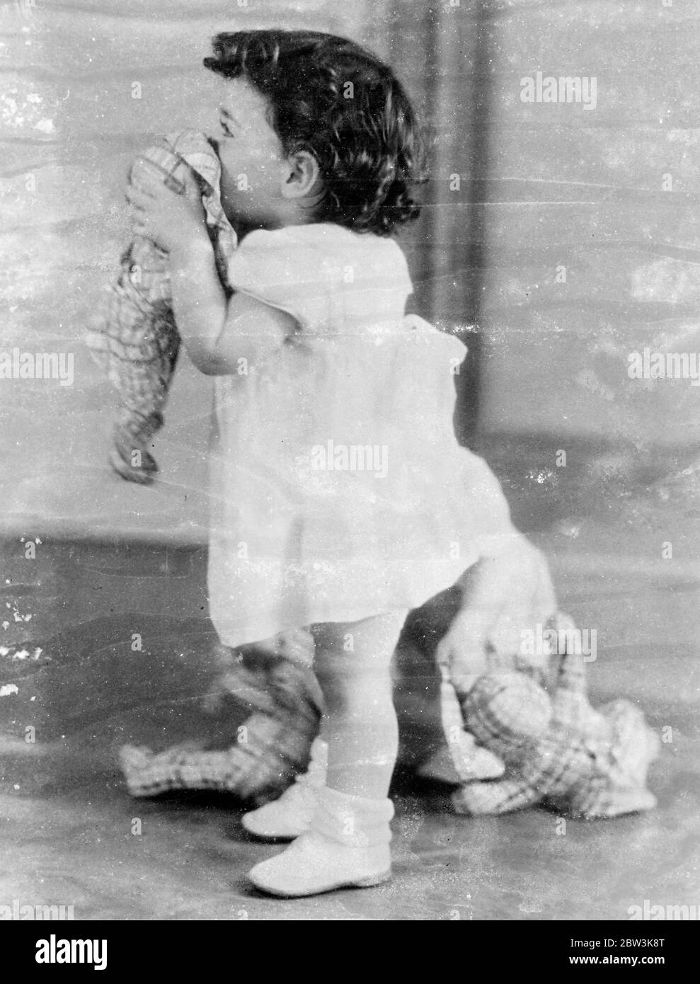 Yvonne ' s Geburtstagsküss . Robust, dunkelhaarig und hell Augen, die fünf Mädchen, deren Geburt vor zwei Jahren in einem Französisch kanadischen Hütte in der Nähe von Callander, Ontario, erschreckte die Welt, feiern ihren zweiten Geburtstag am Donnerstag, 28. Mai. Die berühmtesten Babys aller Zeiten, die Dionne Quintletten, Geburtstag wird nicht nur als ihren zweiten Geburtstag gefeiert werden, sondern als weiterer Triumph für die moderne Medizin und Pflege-Fähigkeit. Die Welt, die so beispielloses Interesse an den Babys gezeigt hat, ist die Quins für sie hören wird eine Geburtstagübertragung aus ihrem Kindergarten machen. Althou Stockfoto