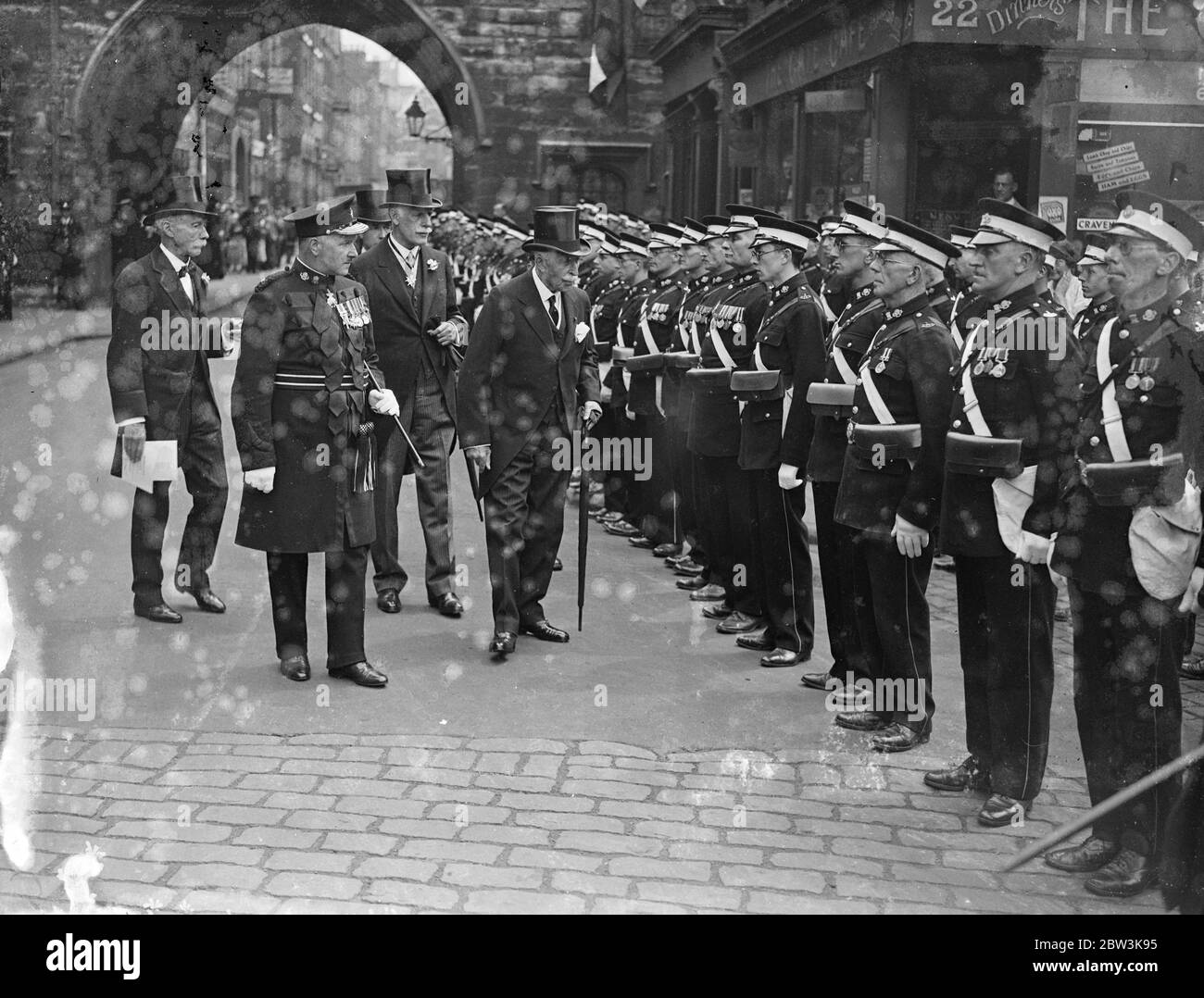 Herzog von Connaught inspiziert Ambulance Corps in St. John of Jerusalem Service Herzog von Connaught, der Großprior, besuchen die jährliche Gedenkfeier des Ordens von St.. Johannes von Jerusalem in der Großpriorat Kirche, St. John ' s Gate, Clerkenwell. Vor dem Gottesdienst inspiziert er die Mitglieder der St.. John ' s Ambulance Corps . Foto zeigt: Der Herzog von Connaught inspiziert die Mitglieder der St. . John ' s Ambulance Corps . 24 Juni 1936 Stockfoto