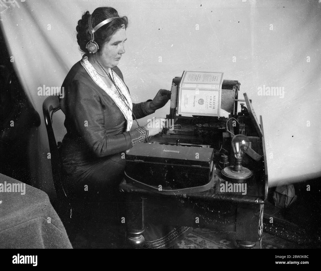 Blinde Frau erhält MBE in Ehrungen Liste . Gesponserte Maschine verwandelt gedruckte Seite in Ton . Miss Caroline Mary Gertrude Jameson (rechts) in ihrem Haus in South Norwood nach der Ankündigung, dass die MBE hatte auf sie übertragen. Januar 1936 Stockfoto