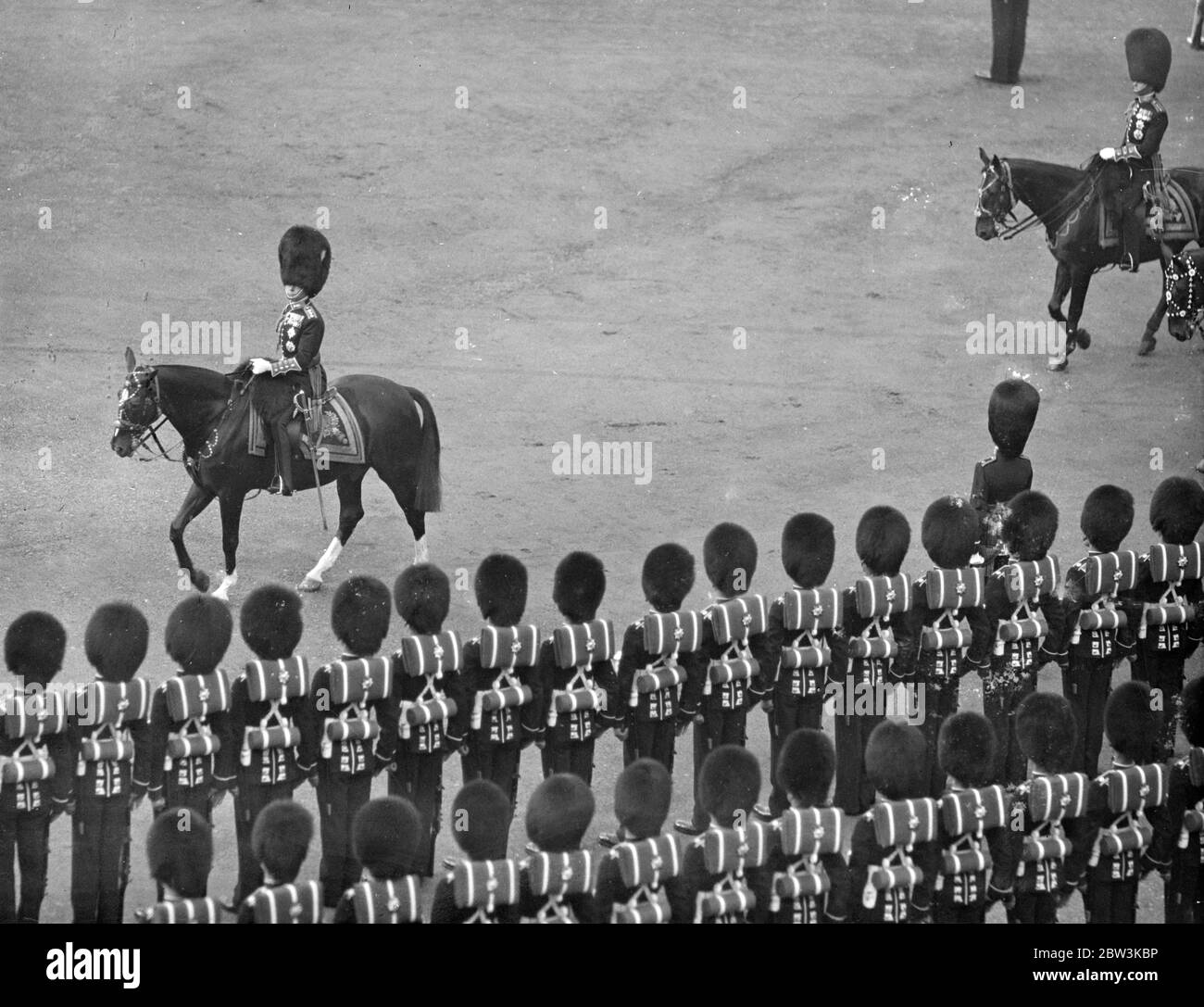 König beim ersten Trooping der Farbe als Monarch zum ersten Mal als Monarch nahm König Edward VIII. An der Trooping der Farbe Zeremonie an der Horse Guards Parade zu seinem 42. Geburtstag Teil. Sein Bruder der Herzog von York, die Königlichen Herzöge, das Militär verbindet von ausländischen Mächten und Colonels der Garde Regimenter begleitete ihn om Pferd. Foto zeigt: Der König inspiziert die Wachen. 23 Juni 1936 Stockfoto