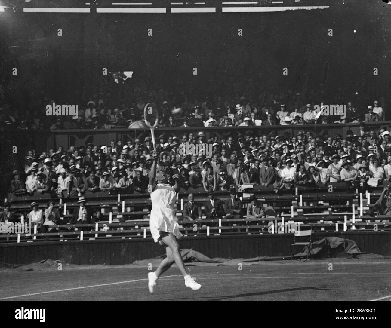 Dorothy Round besiegt Betty Nutall in den Frauen-Singles bei WimbledonTennis Championships . Miss Dorothy Round hatte ihren ersten Erfolg in ihrem Versuch, ihren Wimbledon-Titel wieder zu erlangen, als sie Miss Betty Nuthall 9 - 7, 6 - 3 in der ersten Runde der Frauen-Singles in Wimbledon besiegte. Foto zeigt: Dorothy Runde im Spiel gegen Betty Nuthalle auf dem Center Court. 23 Juni 1936 Stockfoto