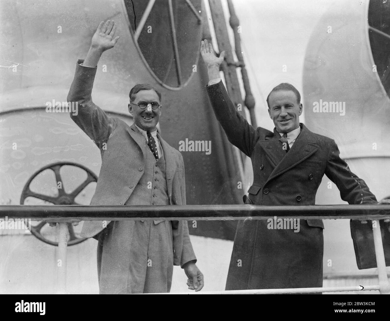 George Eyston und Sir Charles Kingsford Smith kommen in Southampton an. Oktober 1935 Stockfoto