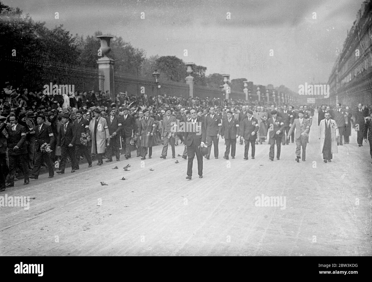 Colonel de la Rocque bewarf Blumen in Jeanne d'Arc Tag Feierlichkeiten Tausende von Mitgliedern der Croix de Feu ( Französisch faschistische Organisation ) und andere Anhänger der Rechten, Die Armee und die Regierung nahmen an den jährlichen Feiern in Paris am Tag der Jeanne d'Arc Teil. Die Prozession ging von der Statue zum Heiligen. Joan im Palace St . Augustinus auf die Statue auf dem Place de Pyramides in der Rue Rivoli, wo Oberst de Rocque, Führer der Croix de Feu, nahm den Gruß. Foto zeigt : Colonel de la Rocque duschte mit Blumen, als er den Gruß in der Rue de Rivoli nahm. 10 Mai 19 Stockfoto