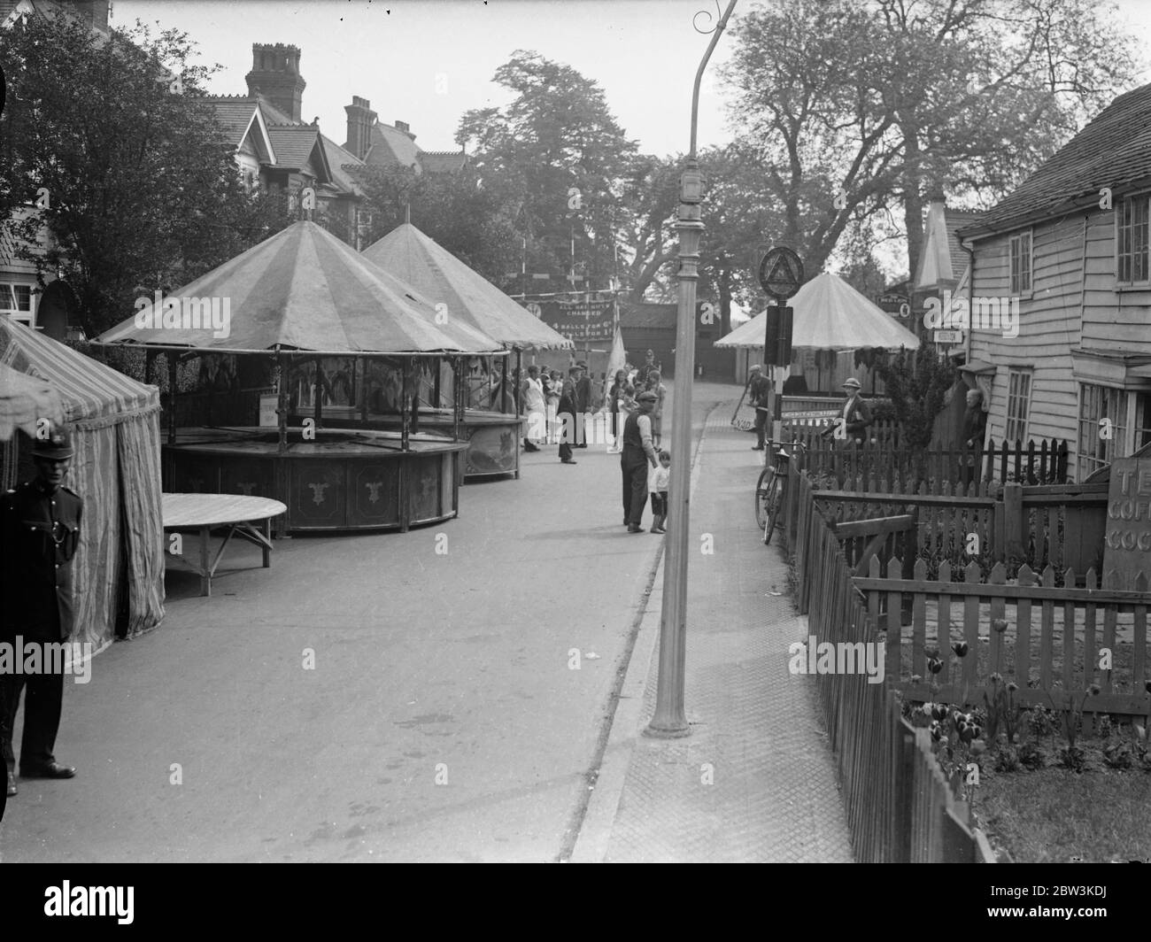 800 Jahre alt Cheam Fair öffnet in der Straße als rat sucht zwölften Jahrhundert Charter. Die Messe in Park Road , Cheam . 15 Mai 1936 Stockfoto