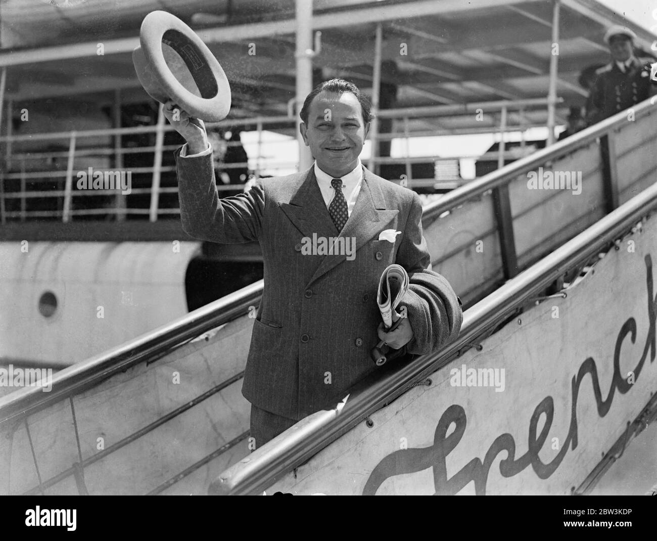 Edward G. Robinson Kommt An, Um Ersten Britischen Film Zu Machen. Edward G. Robinson, der für seine Gangsterrollen berühmte Filmschauspieler, begleitet von seiner Frau und Familie, kam an Bord der Normandie aus Amerika nach Southampton. Er soll seinen ersten britischen Film in den Denham Studios drehen. Foto zeigt : Edward G . Robinson fotografiert bei der Ankunft in Southampton. 22 Juni 1936 Stockfoto