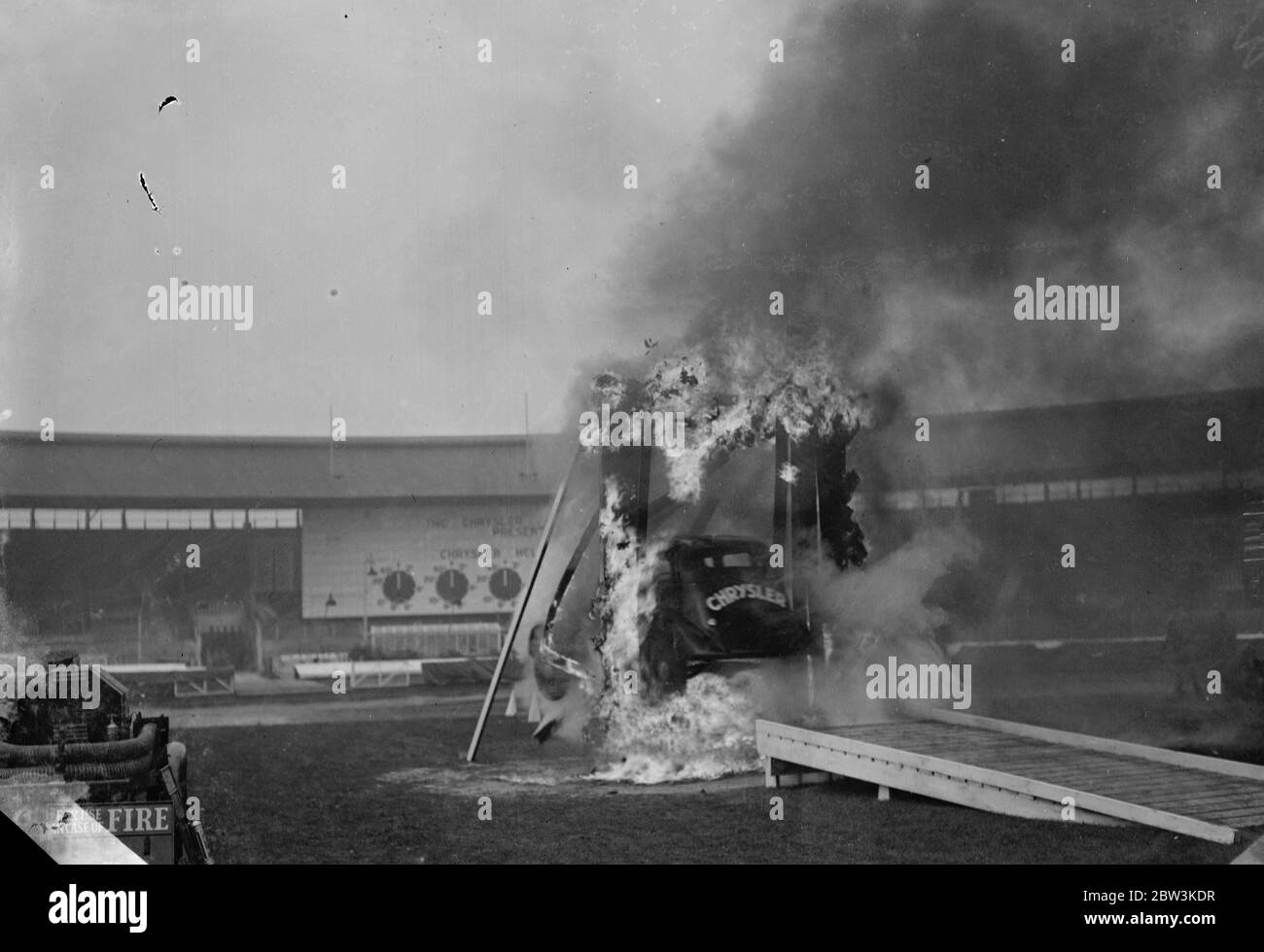 Hell-Fahrer testen Autos in White City . Tauchen Sie das Auto durch eine lodernde Barrikade in der Weißen Stadt . 16. Oktober 1935 Stockfoto