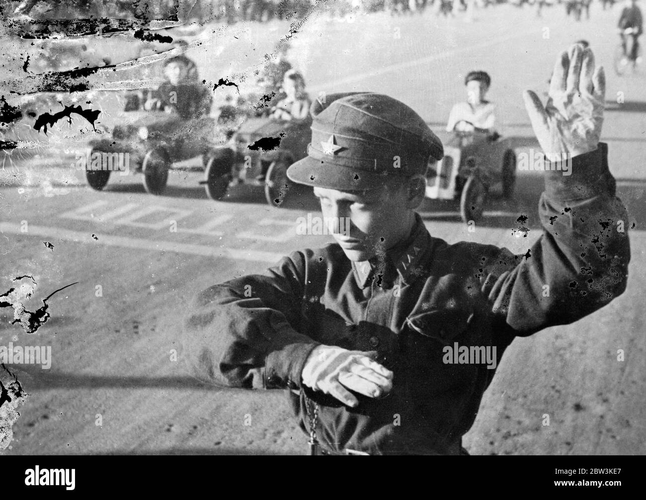 Der junge Verkehrspolizist im Dienst. Er ist verantwortlich für die Sicherheit aller Verkehr auf der Straße, Moskau, Russland. Oktober 1935 Stockfoto