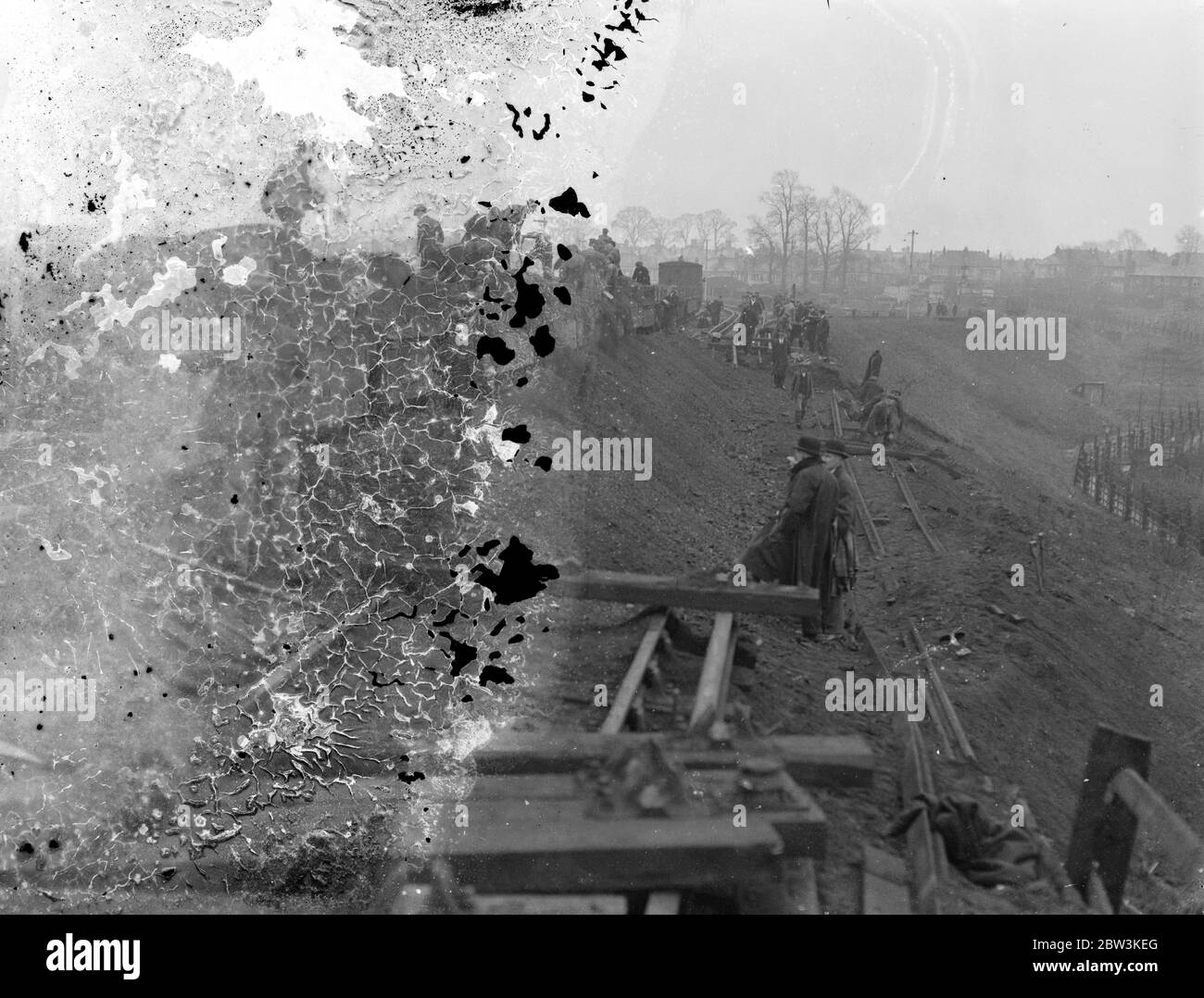 Arbeiter arbeiten durch die Nacht, um die Südbahn nach der Absenkung zu löschen. Arbeiter sind hetzen Reparaturen an der Southern Railway Linie in der Nähe von Eitham, wo eine ernsthafte Absenkung aufgetreten. Die Böschung, die die Linie zwischen Kidbrooke und Eltham (Well Hall) Station trägt, auf der Bexley Heath Linie, plötzlich brach unter den Gleisen und für etwa 40 Meter, und die Schienen ähnelten einer Switchback mit einem tiefen Hohlraum unter ihnen. Hunderte von Männern arbeiteten durch die Nacht in dem Bemühen, den Schaden zu reparieren. Foto zeigt , Füllung der Absenkung auf der Eisenbahnlinie in der Nähe von Eltham heute ( Montag ) Stockfoto