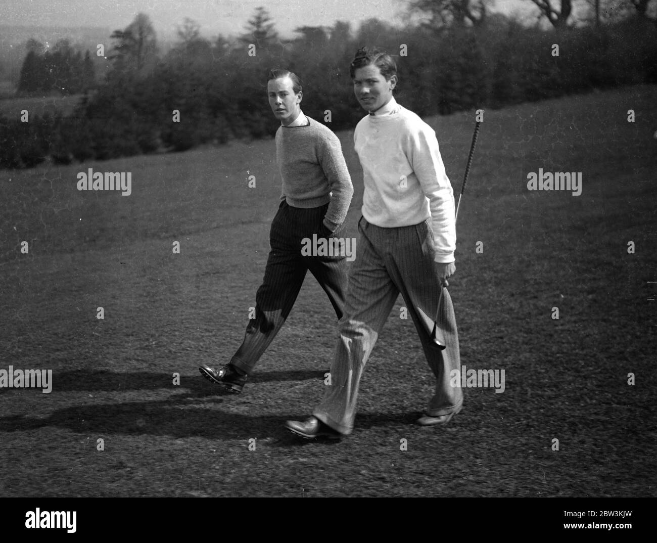 Britische ' s crack junge Golfer konkurrieren in Moor Park . Ein offener Wettbewerb für junge Golfer unter dem Alter von 18 Jahren hat in Moor Park eröffnet, Rickmansworth, Herts. Der Hauptpreis ist der Carris Challenge Cup . Unter den Teilnehmern sind John Langley, der Junge Meister, und J H T Gerste und AGL Lowe, die Kapitän der englischen und schottischen Jungen jeweils in der Internationalen Spiel im August. Foto zeigt, John Langley, die Jungen Champion (links) und J H T Gerste, englischen Jungen Kapitän 1936 auf dem Kurs. 17. April 1936 Stockfoto