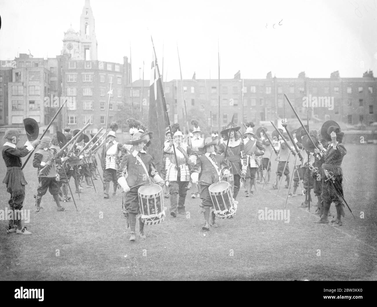 Alte Musketiere erleben ihre Geschichte. Proben für die erste Ausstellung außerhalb Londons. Zum ersten Mal in der langen Geschichte der Pikeman und Musketiere der Honorable Artillery Company, wird an einer Performance außerhalb Londons teilnehmen. Gekleidet in Stahl und Scharlach, mit Trommelschlagen und Hechte und Muskets tragen, wird die malerische Gesellschaft eine Anzeige im Hitchingbrooke Castle in Huntingdon geben, in der Nähe des Geburtsortes von Oliver Cromwell, mit dem das Regiment eng verbunden ist. Die modernen Pikemen Proben für ihre Ausstellung im H A C Hauptsitz in Finsbury, London. Fotoserien Stockfoto