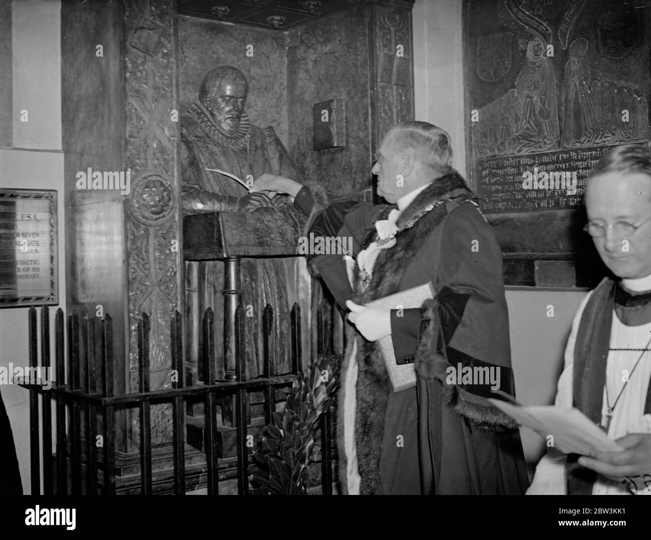 Lord Mayor stellt kiel in Hand von John Stoww ' s Bildnis bei Gedenkfeier. Der Lord Mayor von London, Sir Percy Vincent, legte einen Federhalter in der Hand von John Stow ' s Bildnis, als er an der Stow Gedenkfeier in der Kirche von St Andrew Undershaft, Stadt. Verstauen Sie einen berühmten Chronisten aus dem 16. Jahrhundert, war verantwortlich für die meisten der frühen Geschichte Londons. Foto zeigt, der Oberbürgermeister die Feder in die Hand von John Stow ' s Bildnis. 28. April 1936 Stockfoto