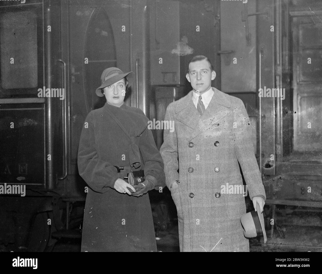 Prinz Juan und seine Braut, früher Prinzessin Maris Mercedes, bei der Ankunft am Gare de Lyon, Paris. 16. Oktober 1935 Stockfoto