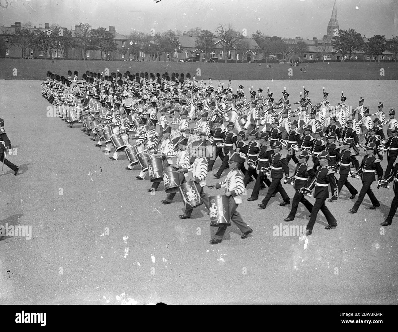 Musik der Trommeln für Aldershot Tattoo geprobt. Die "Musik der Trommeln", die eines der Hauptelemente auf der diesjährigen Aldershot Tattoo sein wird, wurde auf dem Paradeplatz der 1. Garde Brigade, Stenhope Lioss, Aldershot geprobt. Kostüme der 17, 18, 19 Jahrhunderte sind nachgetragen. Foto zeigt, Truppen in der Zeit Kostüm bei der Probe. Mai 1936 Stockfoto