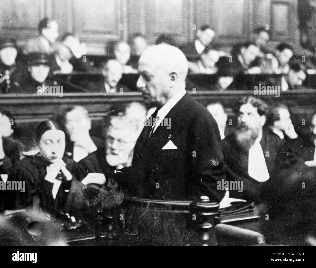 M Chiappe , ehemaliger Polizeichef von Paris, gibt Beweise bei Stavisky Prozess . Einmal erhalten Stawisky . M Chiappe auf dem Zeugenstand, als er Beweise bei der Stavisky-Prozess gab. 18 Dezember 1935 Stockfoto