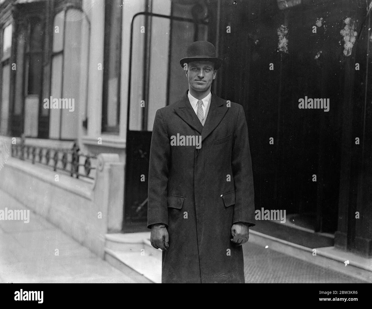 Sohn von Präsident Roosevelt in London . James Roosevelt, Sohn von Präsident Franklin D Roosevelt der Vereinigten Staaten, ist in London für einen Geschäftsbesuch. Foto zeigt, Herr James Roosevelt verlässt sein Hotel in London. 30 April 1936 . Stockfoto
