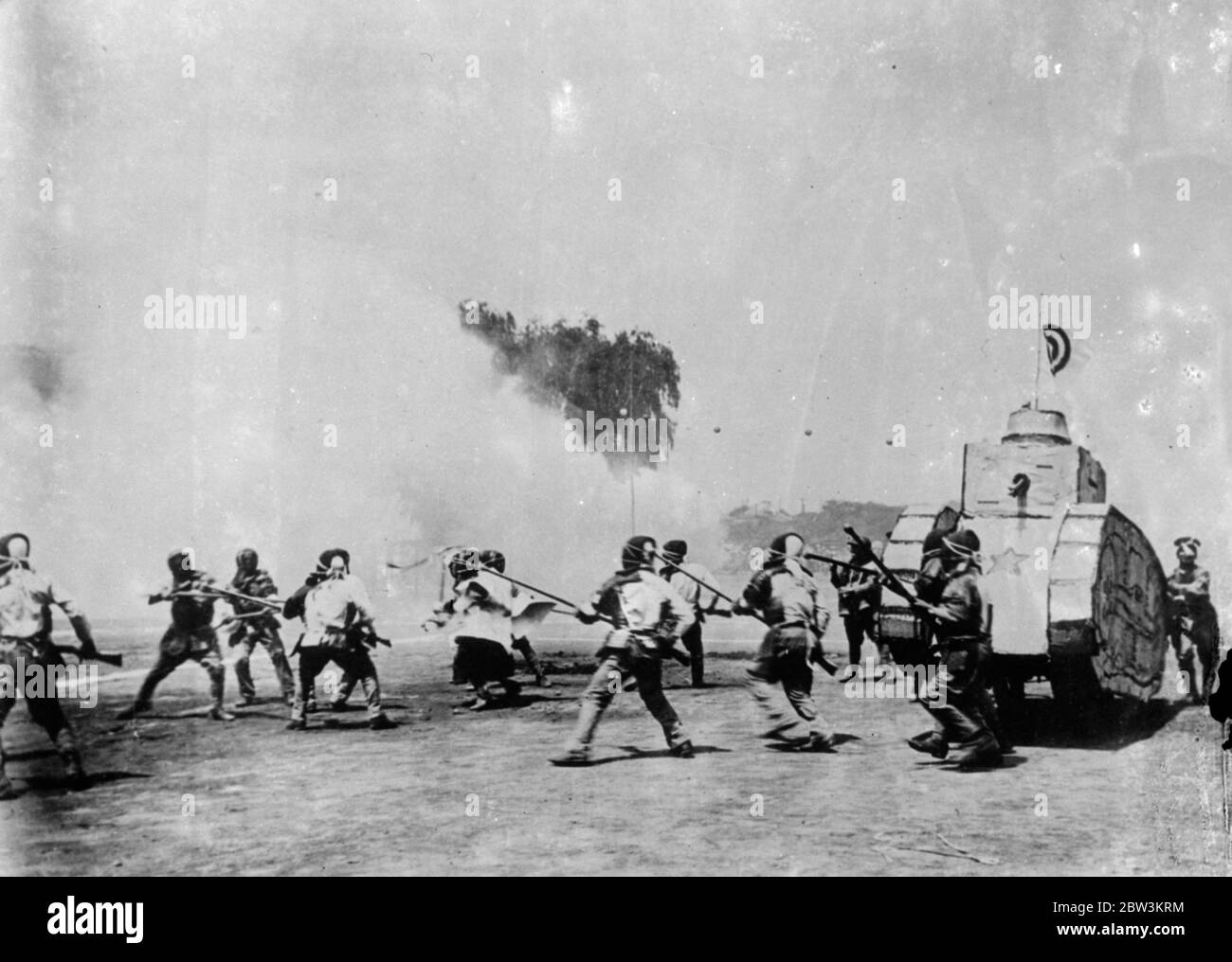 Japanische Soldaten, die an der militärischen Rebellion nahm. Als das dritte Infanterie-Regiment der japanischen Armee in seiner neuen Kaserne im Azabu-Bezirk Akasakenward, einem angesagten Stadtteil Tokyos, installiert wurde, wurde der Anlass mit einer realistischen Mimik-Schlacht gefeiert. Es war das dritte Infanterie-Regiment, das berichtet wurde, die jüngste militärische Rebellion entwickelt haben. Foto zeigt, die Thid Infantry Regiment Inszenierung der mimischen Schlacht an der neuen Kaserne. März 1936 Stockfoto