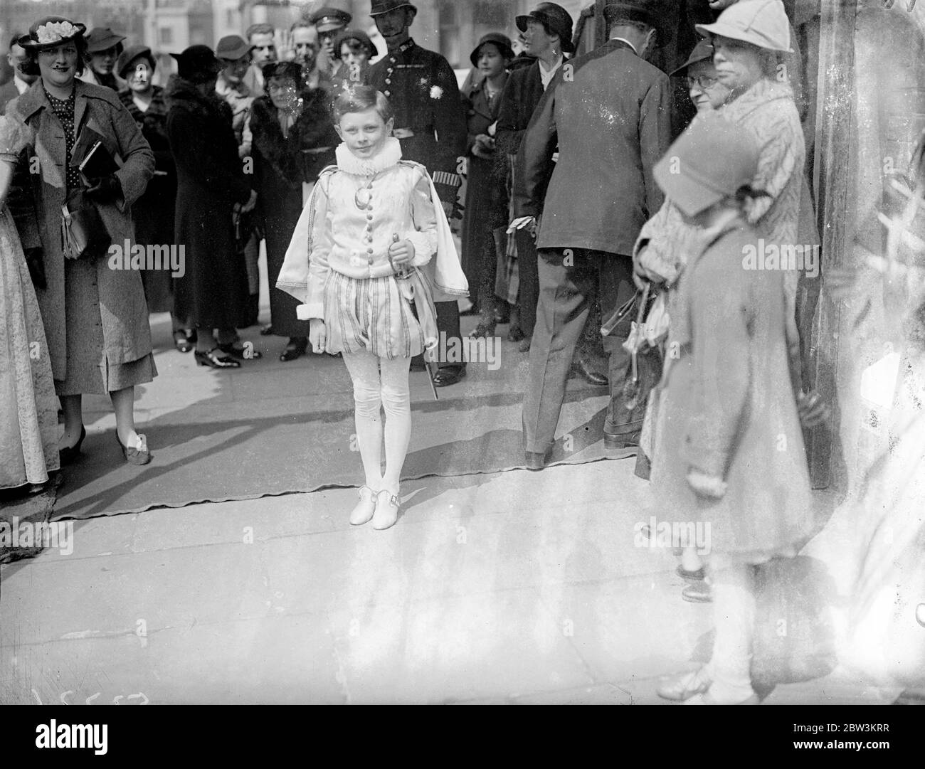 Die Braut ' s Seite, Stamford Drake, trug eine Kopie des Kleides von Sir Francis Drake. Die Brautjungfern, Anne Drake Lavinia und June Drake, Carolyn Mowbray, Serena Loehni, Susan Gibbs, "Tufty" Todhunter, Gillian herzhaft, und Miss Patricia Drake hatte Kleider aus Pergament farbigen Spitze, und trug Kränze von goldenen Blättern und Perlen in ihren Haaren. Ihre Blumensträuße waren Frühlingsblumen. Mai 1936 Stockfoto