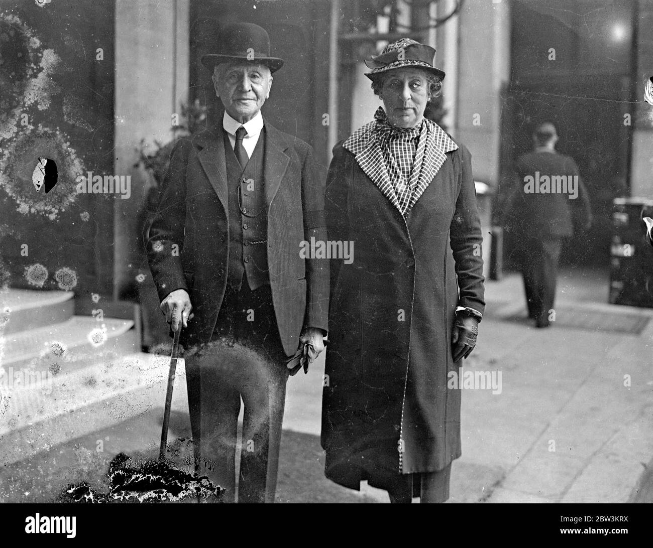Sir Isaac Isaacs verlässt das Londoner Hotel. Sir Issac Isaacs, der ehemalige Generalgouverneur von Australien, der in London ist, um dem König zu berichten, verließ sein Hotel im West End. Foto zeigt, Sir Issac Issacs verlässt sein Hotel in London. Mai 1936 Stockfoto