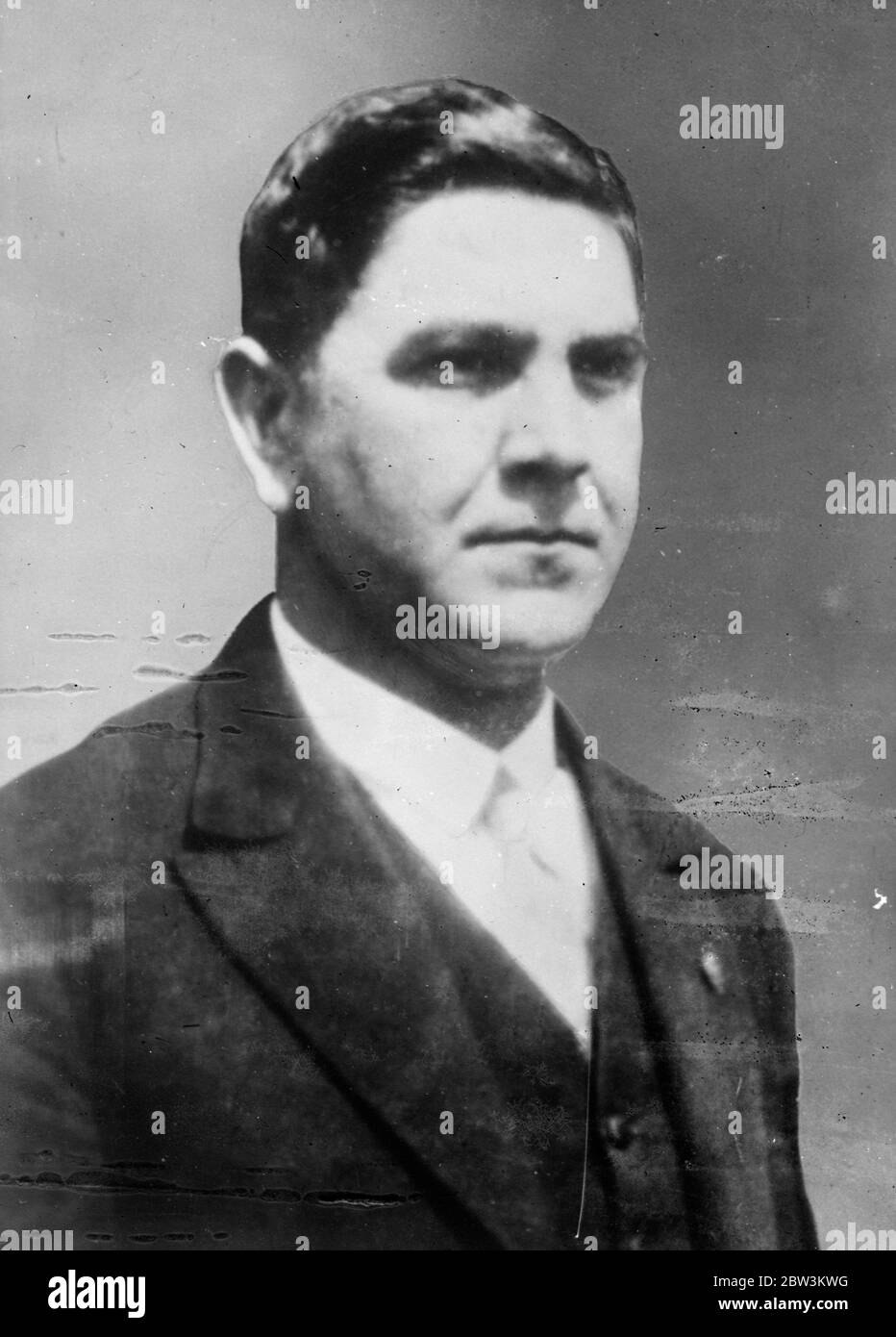 Kroaten verurteilt Guillotine für den Mord an König Alexander geben sich für den Prozess in Frankreich. Dr. Ante Paveliten und Eugen Kvatanik, zwei Kroaten, die der Guillotine gegenüberstehen, wenn sie jemals in Frankreich Fuß setzen, sollen sich der französischen Justiz zum Prozess hingeben. Die beiden Männer wurden zum Tode verurteilt, als sie in Turin im Gefängnis waren, weil sie in Marseille wegen ihrer Mittäterschaft bei der Ermordung des Königs Alexander von Jugoslawien für schuldig befunden worden waren. Maitre Georges Desbons , der von der Rollsx getroffen wurde, aber später nach Zwischenfällen im Aix-Prozess gegen den kroatischen Terroristen wieder eingesetzt wurde Stockfoto