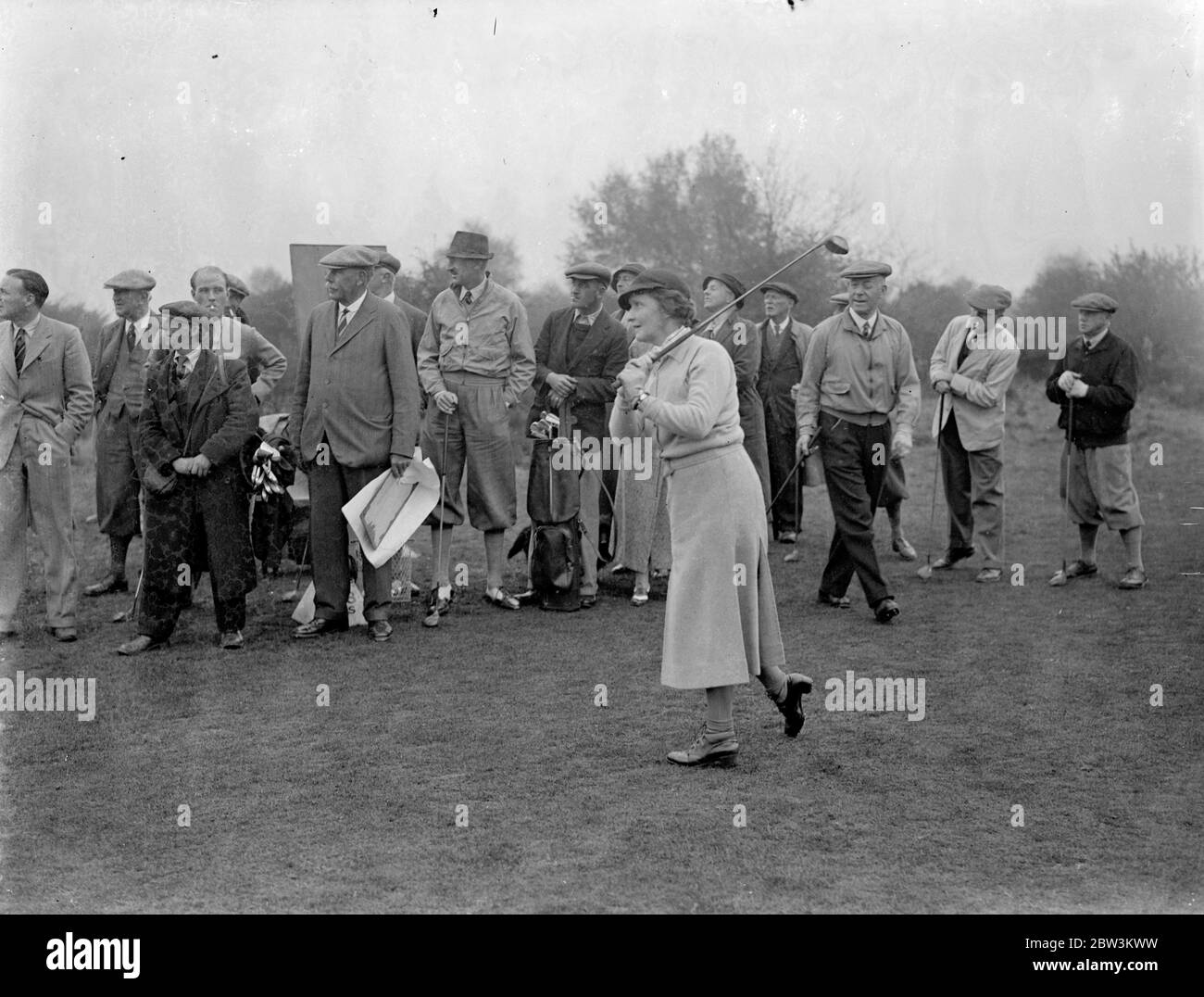 Lady Astor im Parlamentarischen Golf Handicap . Mehrere Frauen sind in der Parlamentarischen Golf Handicap, die in Arbeit ist bei Walton Heath konkurrieren. Foto zeigt : Lady Astor fährt ab . Mai 1936 Stockfoto