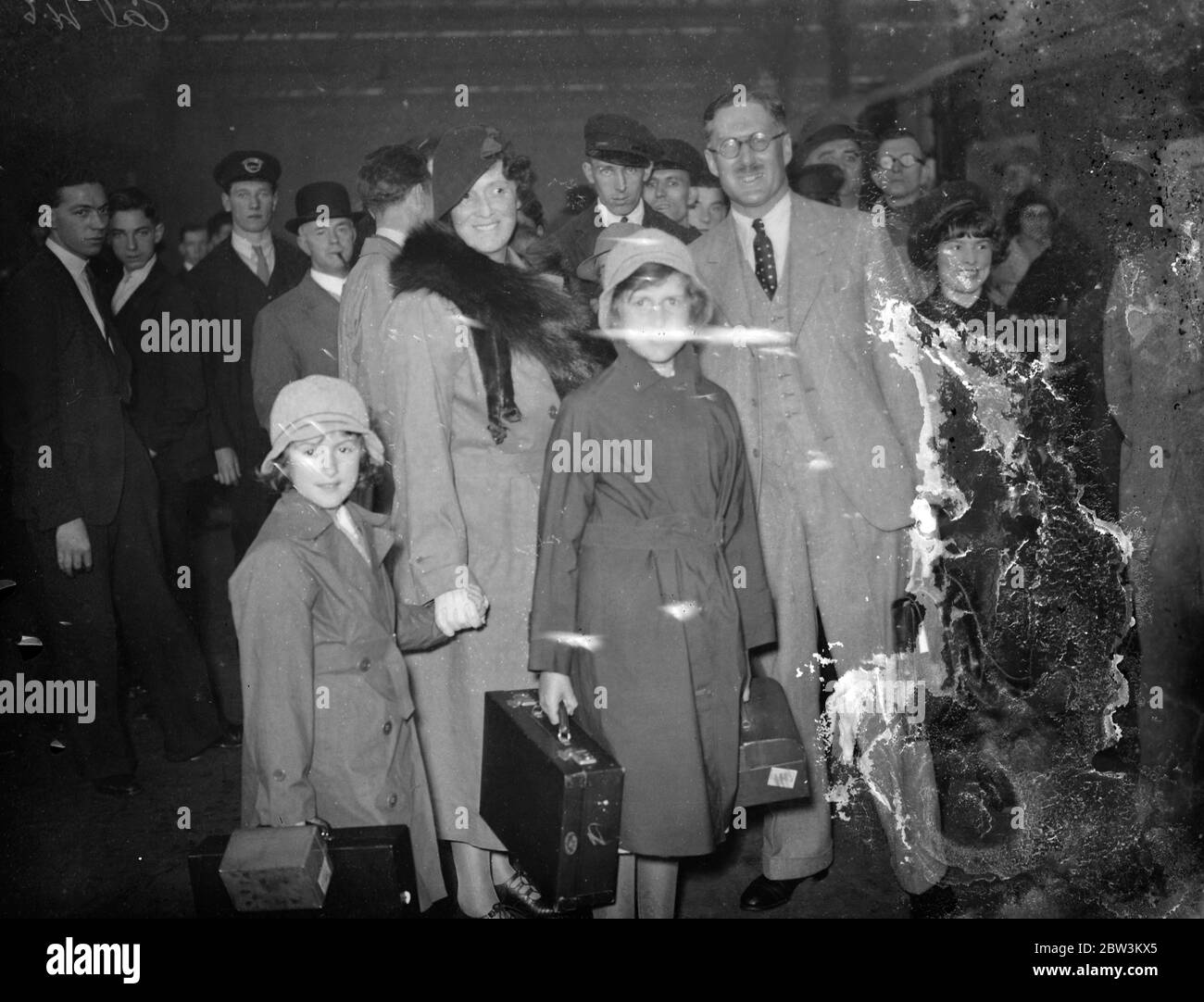 George Eyston nach dem Weltrekord zu Hause. George Eyston bei der Ankunft in Waterloo. Oktober 1935 Stockfoto