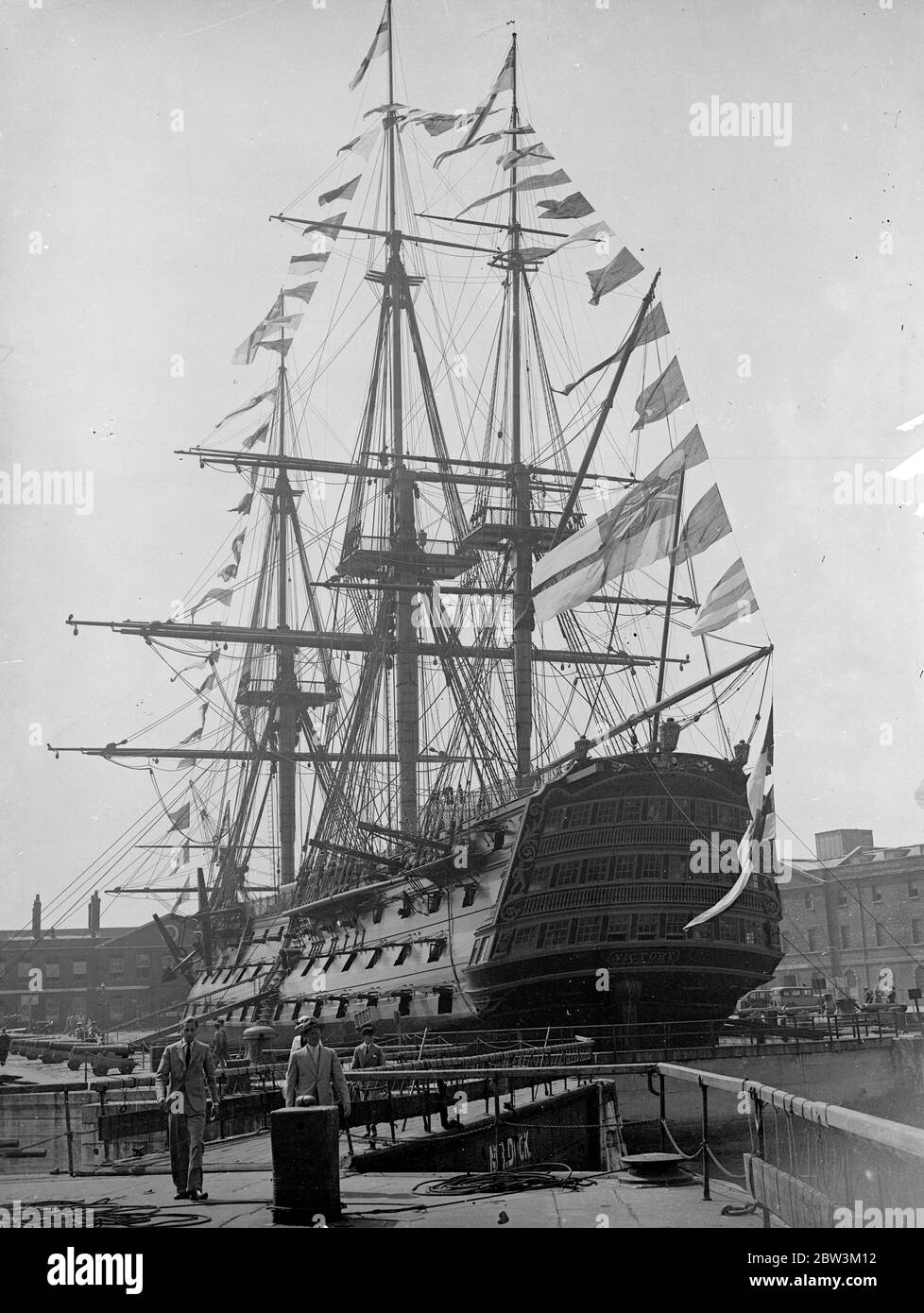 Entfernen ' Sieg ' s ' bowsprit in Portsmouth, kann Schlacht von Trafalgar gesehen haben. H M S Victory, Nelson ' s berühmten Flaggschiff, wird Reparaturen an Portsmouth Dockyard. Der Geist ist verrottet und wird entfernt. Dazu ist es notwendig, den Figurkopf abzuziehen. Das letzte Mal, dass etwas getan wurde, um den Geist bowSpirit war in 1859, wenn es refitted. Es gibt keine Aufzeichnung des Alters der bowspirit , aber es wird angenommen, entweder in 1805, dem Jahr des Trafalgar ausgestattet worden . Das Schiff wurde 1765 gebaut. Foto zeigt, Entfernen der Victory ' s Bogengeist in Portsmouth Dockyard. Th Stockfoto