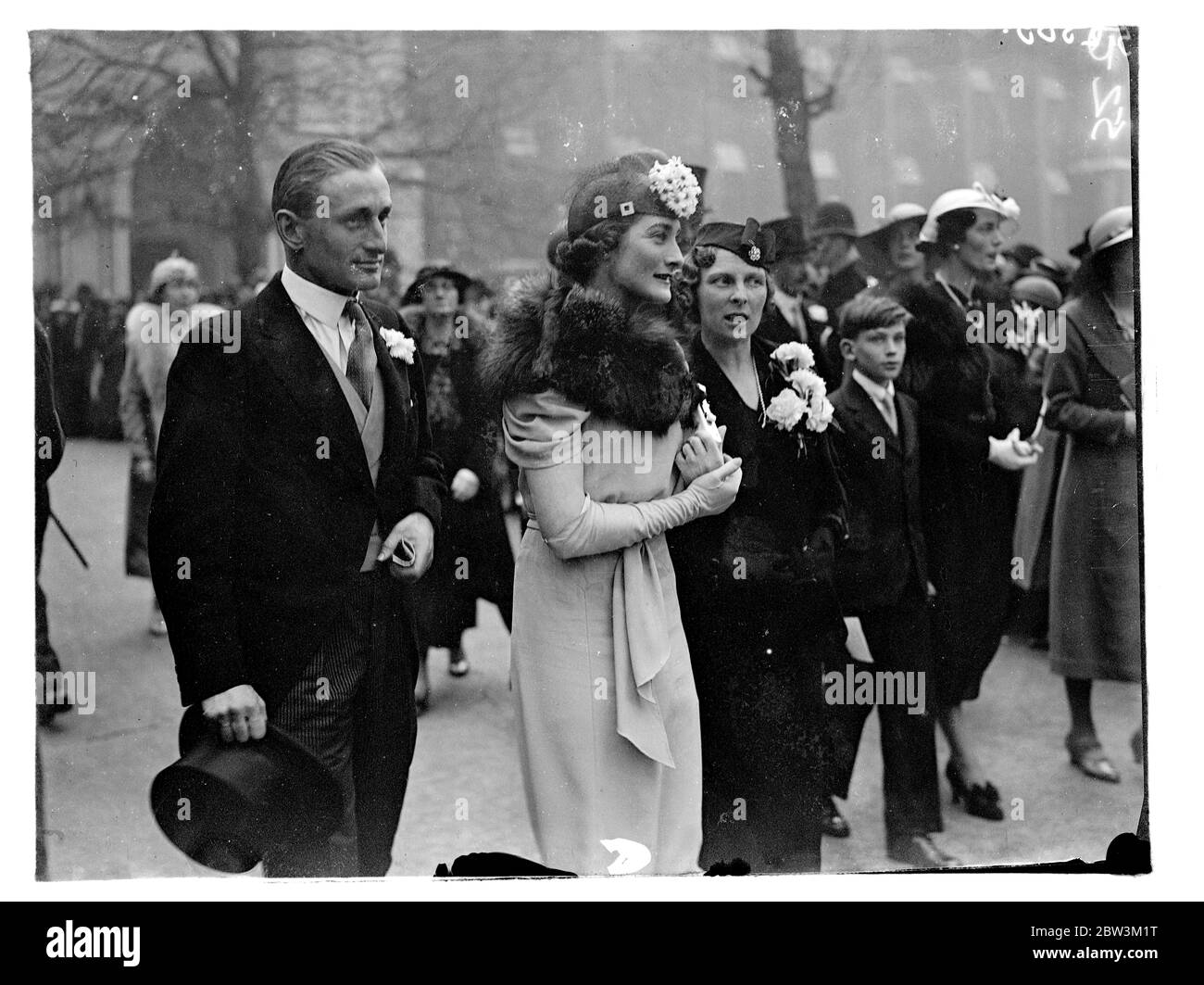 Lord Burghley bei der Hochzeit der Schwester der Herzogin von Gloucester. Lord Burghley besuchte die Hochzeit in St. Margaret ' s Kirche, Westminster, von Lady Angela Montagu Douglas Scott, Schwester der Herzogin von Gloucester, zu Leutnant Kommandant Peter Dawnay. Foto zeigt, Lord Burghley verlassen nach der Zeremonie. 28. April 1936 Stockfoto