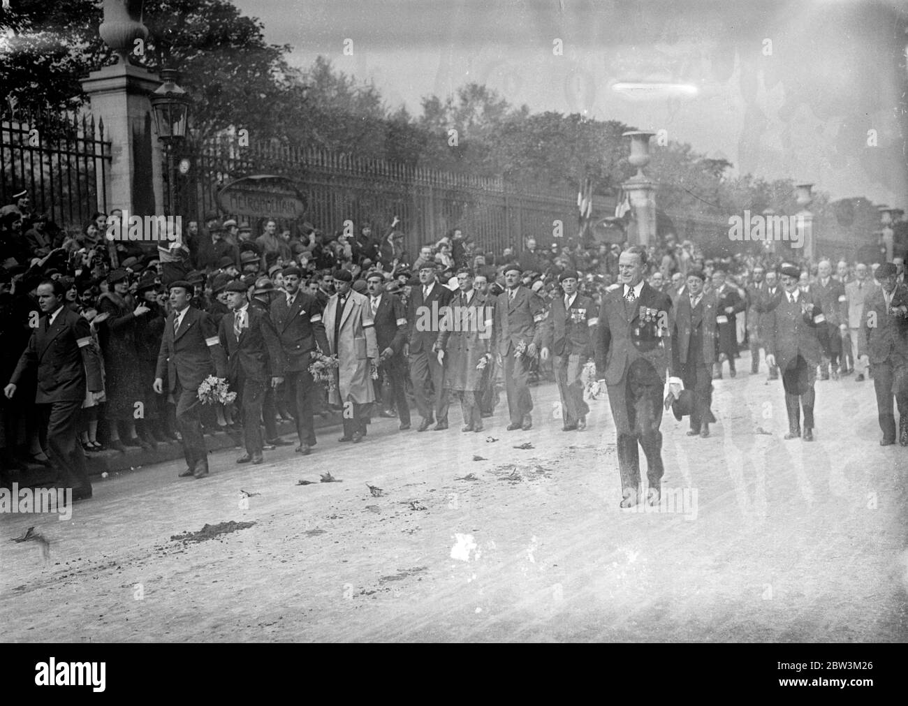 Colonel de la Rocque bewarf Blumen in Jeanne d'Arc Tag Feierlichkeiten Tausende von Mitgliedern der Croix de Feu ( Französisch faschistische Organisation ) und andere Anhänger der Rechten, Die Armee und die Regierung nahmen an den jährlichen Feiern in Paris am Tag der Jeanne d'Arc Teil. Die Prozession ging von der Statue zum Heiligen. Joan im Palace St . Augustinus auf die Statue auf dem Place de Pyramides in der Rue Rivoli, wo Oberst de Rocque, Führer der Croix de Feu, nahm den Gruß. Foto zeigt : Colonel de la Rocque duschte mit Blumen, als er den Gruß in der Rue de Rivoli nahm. 10 Mai 19 Stockfoto