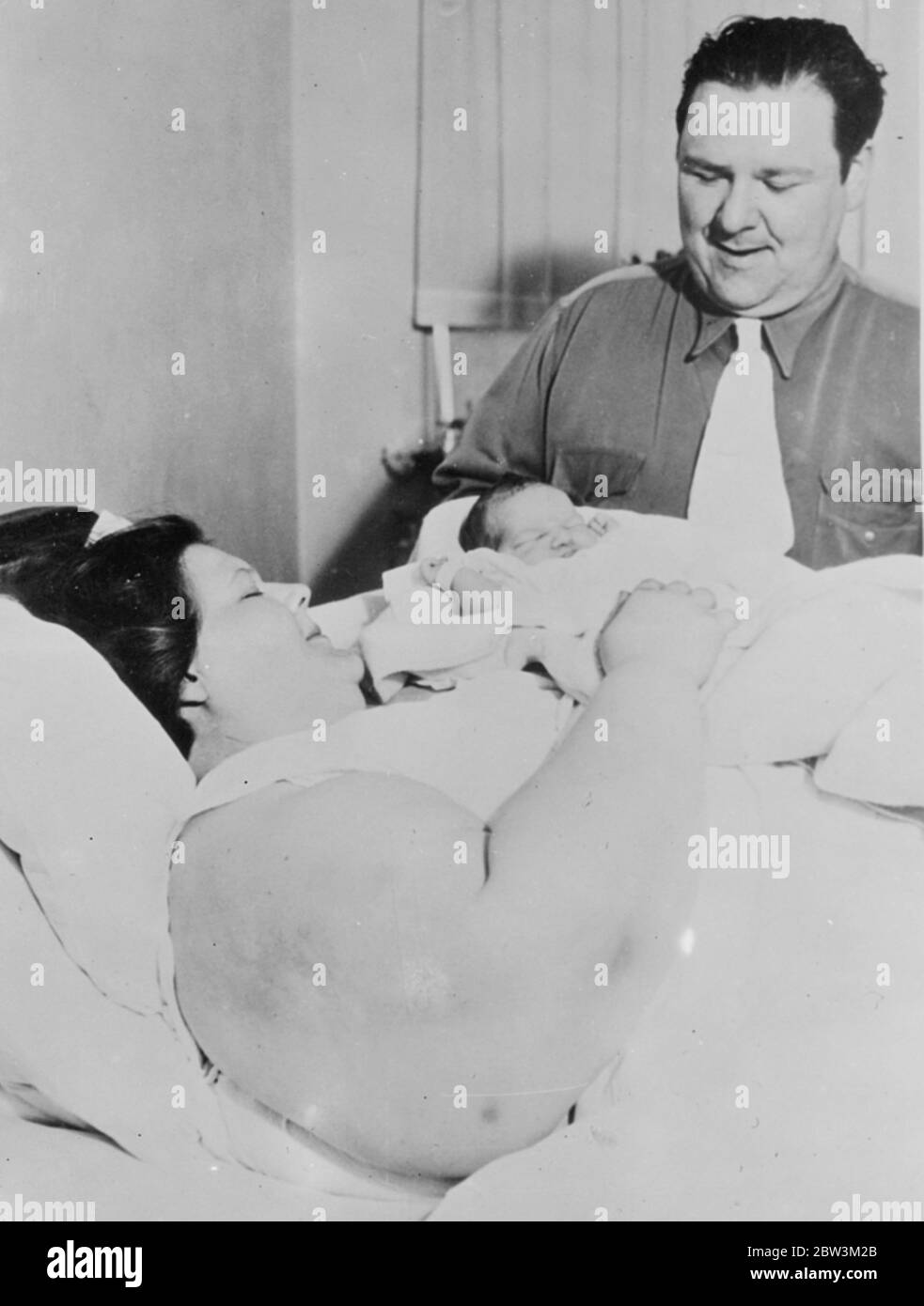 Baby Tochter für die größte Frau der Welt. Mutter wiegt 745 Pfund. Frau Gertrude Karns mit ihrem Mann, Cliff Karns, und ihrer kleinen Tochter. 15. April 1936 Stockfoto