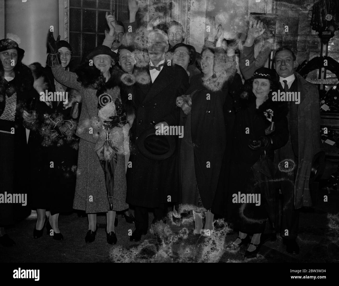 Sir Robert Tasker jubelte nach der Wahl zum konservativen Mitglied von riesigen Menschenmengen in Holborn. 14. November 1935 Stockfoto