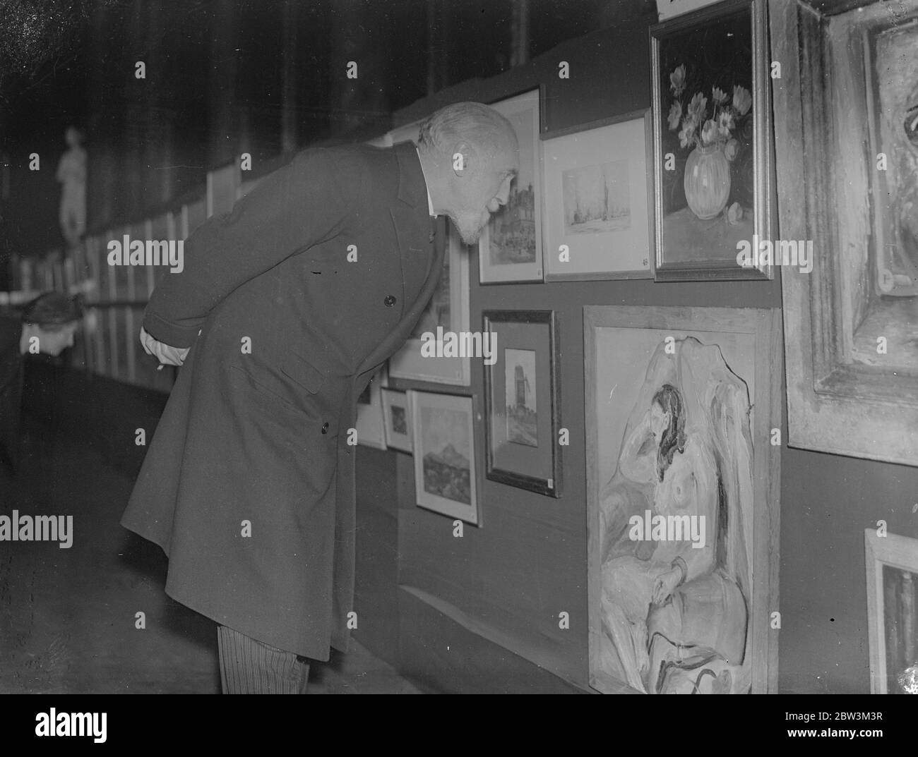 Herr Montagu Norman in der Kunstausstellung der Bank of England . Herr Montagu Norman , Gouverneur der Bank of England , inspiziert die Exponate bei der zweiten jährlichen Ausstellung von Werken von Mitgliedern der Bank of England Arts Society, die in der Drapers Hall, Thregmorton Street eröffnet hat. Foto zeigt, Herr Montagu Norman Prüfung der Exponate. 25. April 1936 Stockfoto