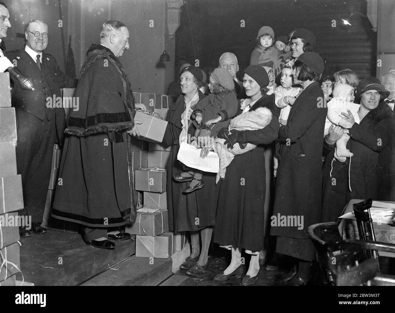 London Mütter erhalten Kirche Armee Weihnachtspakete . Der Bürgermeister von Marylebone verteilt die Pakete an Mütter mit Babys. 23 Dezember 1935 Stockfoto